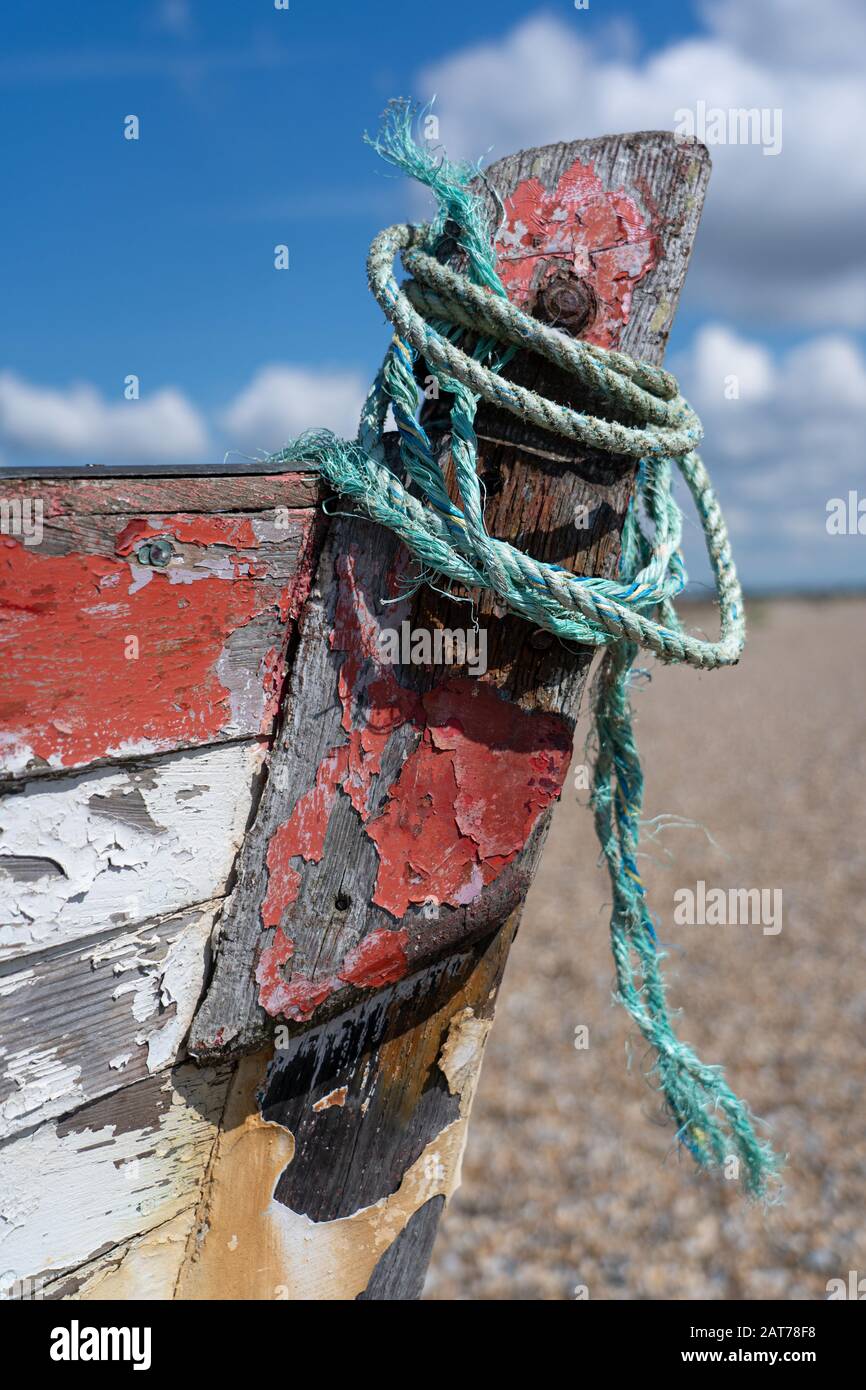 Seil am Bogen des verlassenen Fischerboots am Strand von Aldeburgh. Aldeburgh, Suffolk Stockfoto