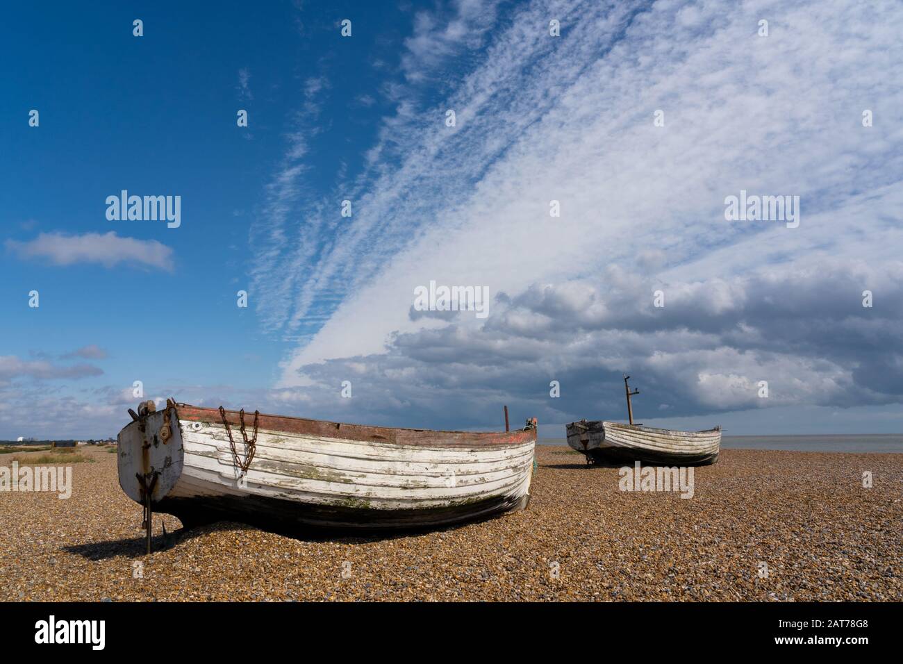 Verlassene Fischerboote am Aldeburgh Beach. Aldeburgh, Suffolk. GROSSBRITANNIEN Stockfoto