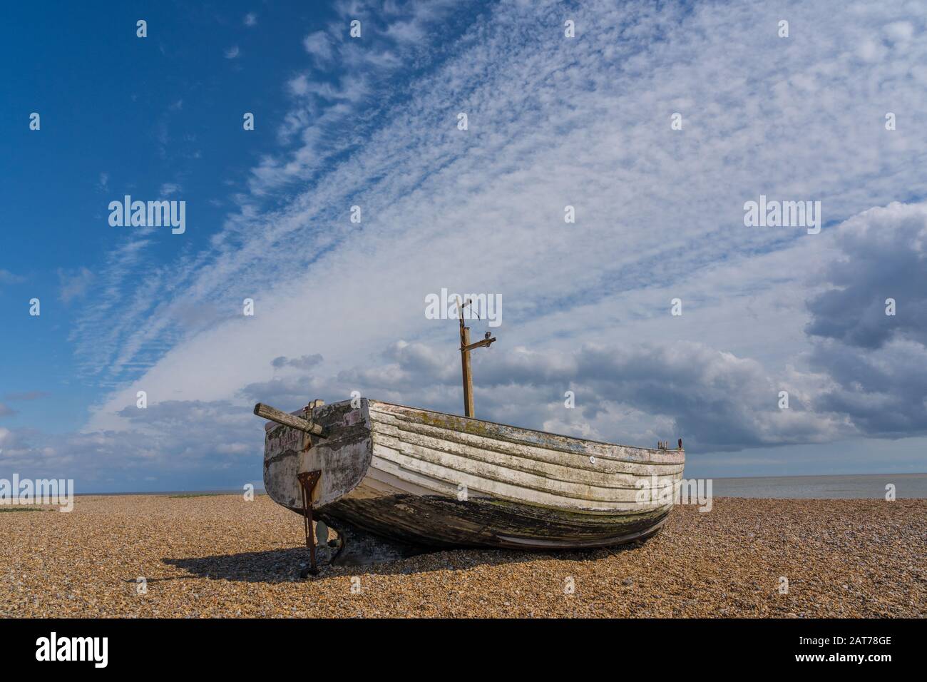 Verlassenes Fischerboot am Aldeburgh Beach. Aldeburgh, Suffolk Stockfoto
