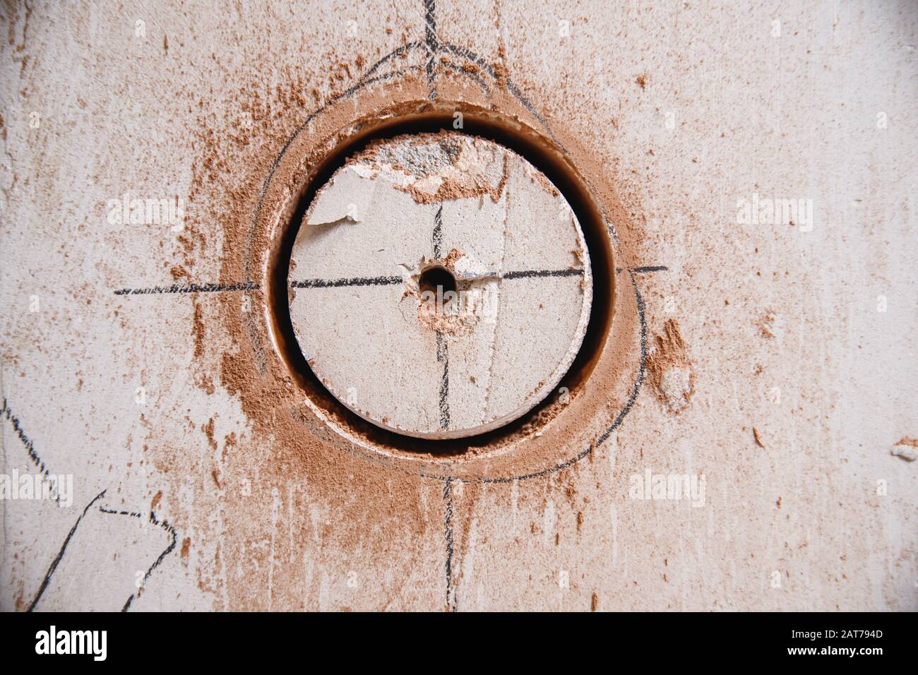 Bohrung für Steckdose, Betonwand von Runddiamantschneider einstecken  Stockfotografie - Alamy