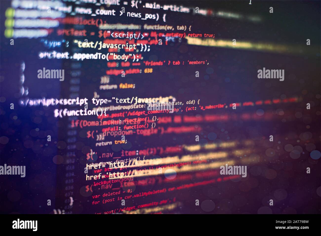 Die digitale Technologie auf dem Display. HTML 5 im Editor für Website Entwicklung. Website HTML Code auf dem Laptop Display closeup Foto. Stockfoto