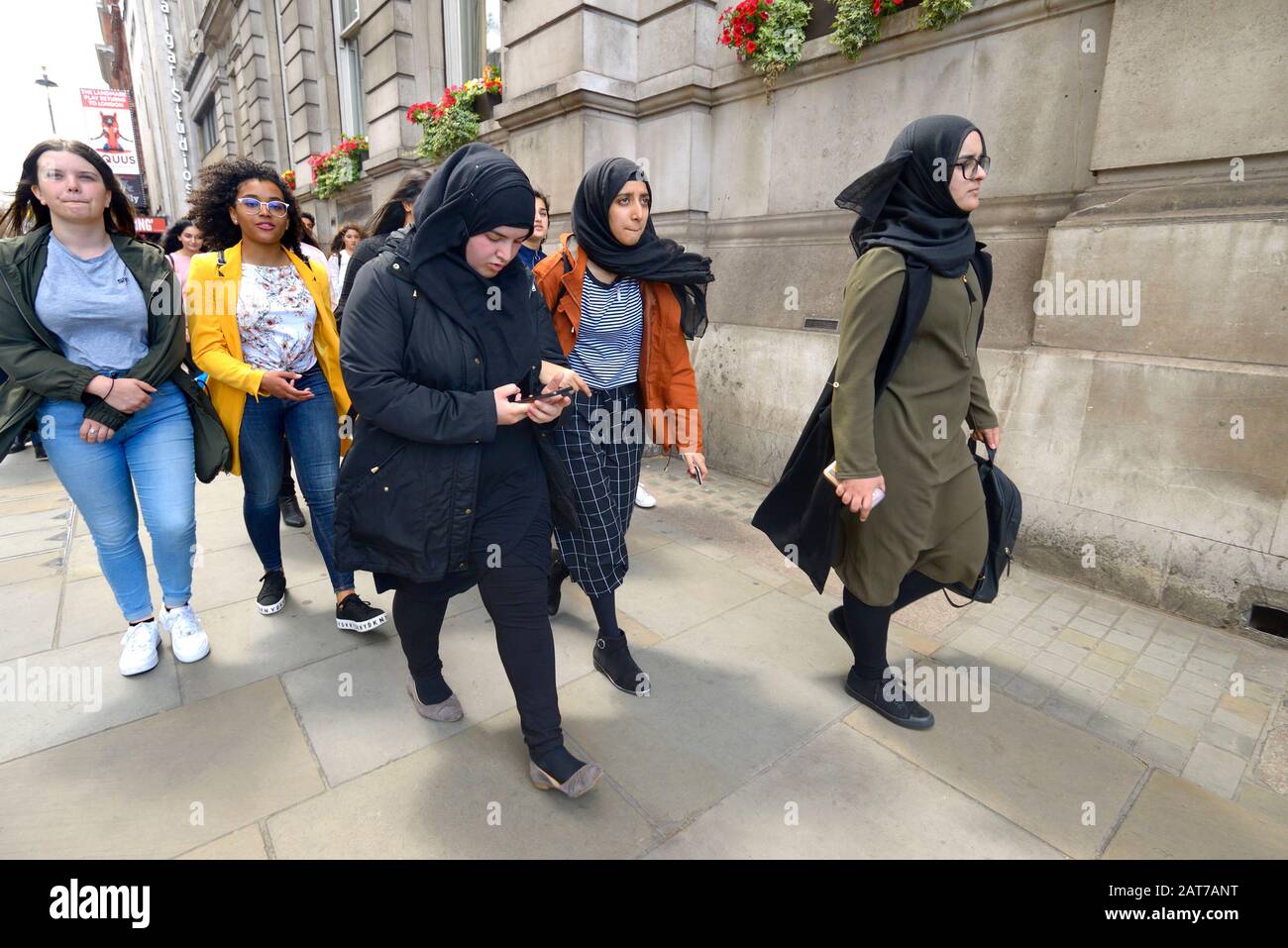 London, England, Großbritannien. Junge Frauen tragen Kopftücher im Zentrum Londons Stockfoto