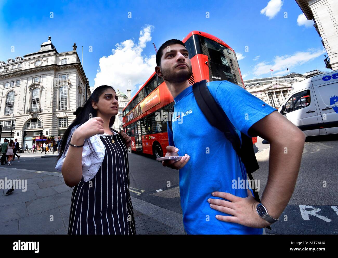 London, England, Großbritannien. Junges asiatisches Paar im Zentrum Londons Stockfoto