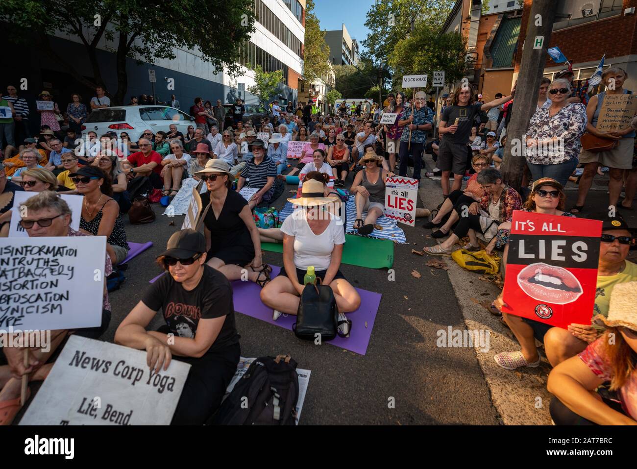 Sydney, NSW, Australien 31. Januar 2020: Hunderte von Klimaaktivisten liegen vor News Corp Australia, die die Murdoch-Pressezangen nennen. Stockfoto