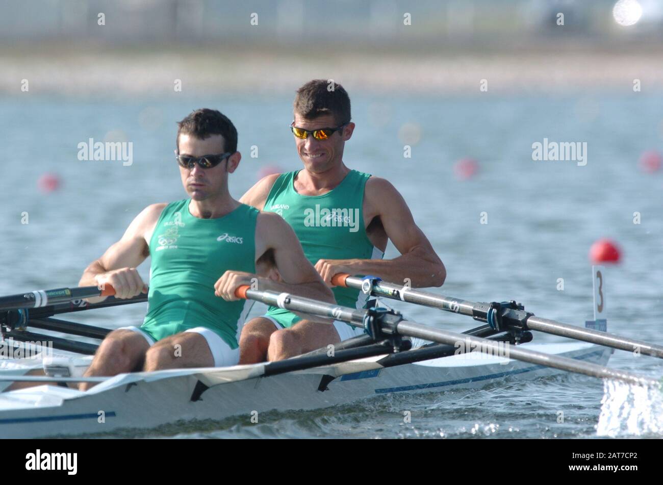 20040815 Olympische Spiele Athen Griechenland [Rowing] Schinias Foto Peter Spurrier IRL LM2X Bow Sam Lynch und Geariod Towey [Mandatory Credit Peter Spurrier/ Intersport Images] Stockfoto