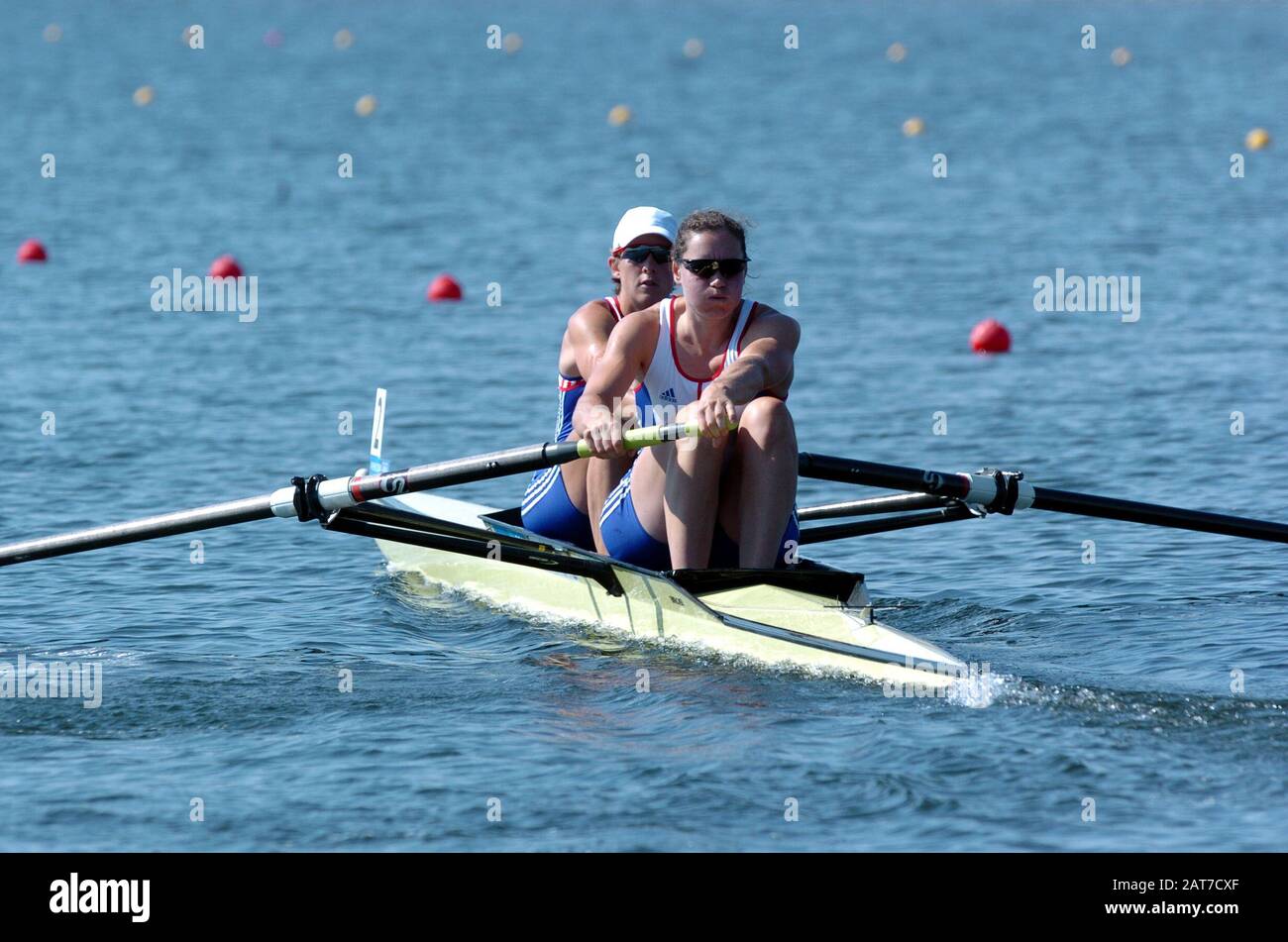 20040818 Olympische Spiele Athen Griechenland [Rudern] Schinias - Foto Peter Spurrier. GbR W2-, verließ Kath Grainger und Kath Bishop zu Beginn ihres Halbfinales. Images@intersport-images.com Tel. +44 7973 819551 [Pflichtgutschrift Peter Spurrier/ Intersport-Bilder] Stockfoto