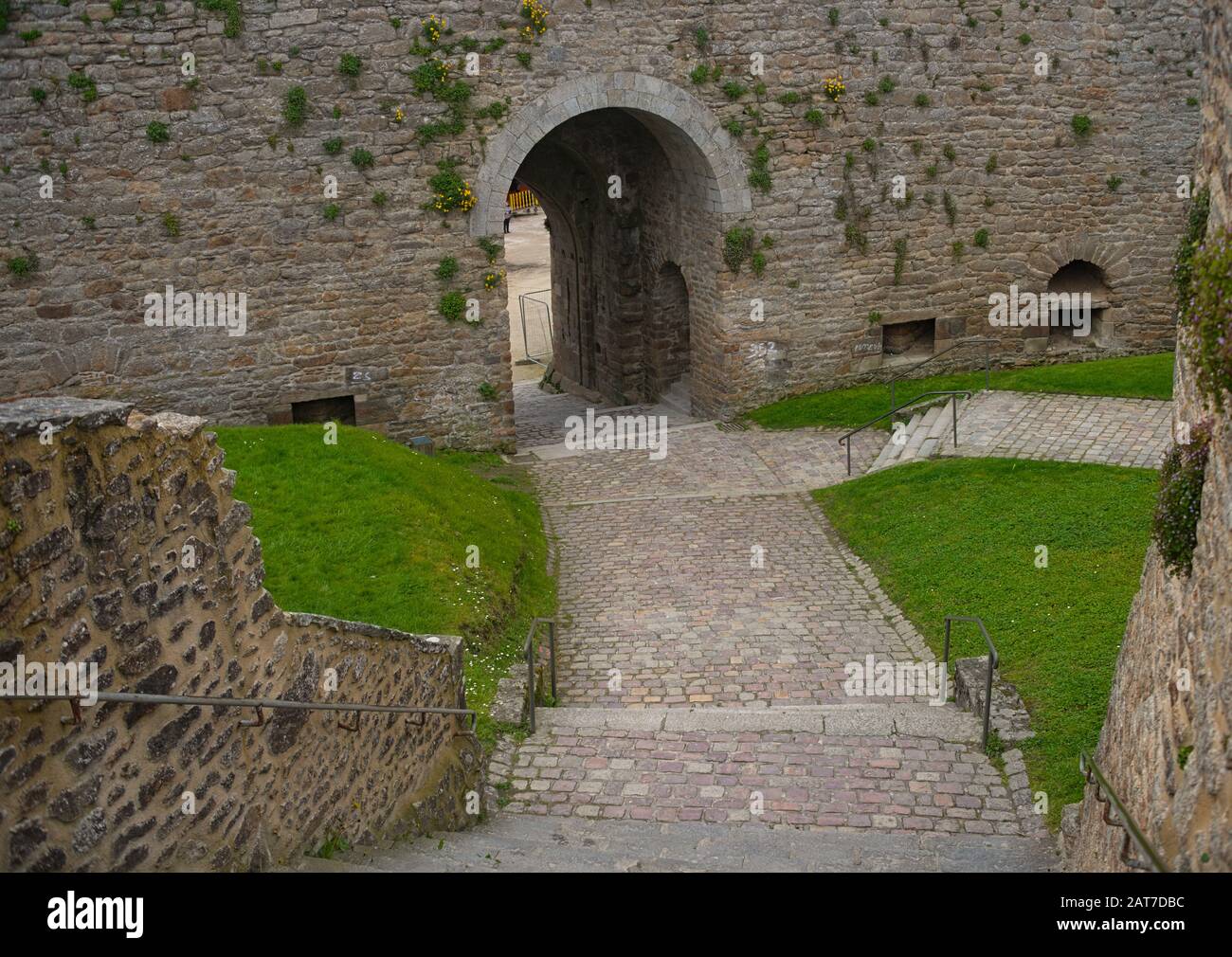 Große Steinmauern und Tor in der Festung Dinan, Frankreich Stockfoto