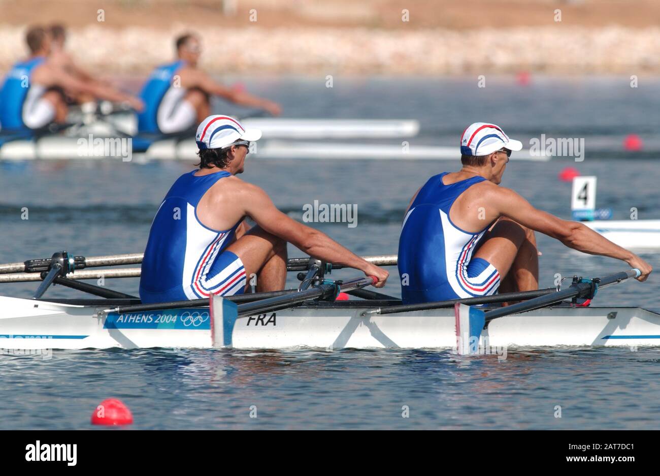 20040828 Olympische Spiele Athen Griechenland [Olympic Rowing Regatta] Lake Schinias Männer Doppelzweier - Goldmedaillengewinner FRA M2X Bow Sebastien Vielledent und Adrien Hardy, feiert nach dem Gewinn einer olympischen Goldmedaille Foto Peter Spurrier E-Mail images@intersport-images.com [Mandatory Credit Peter Spurrier/ Intersport Images] Stockfoto