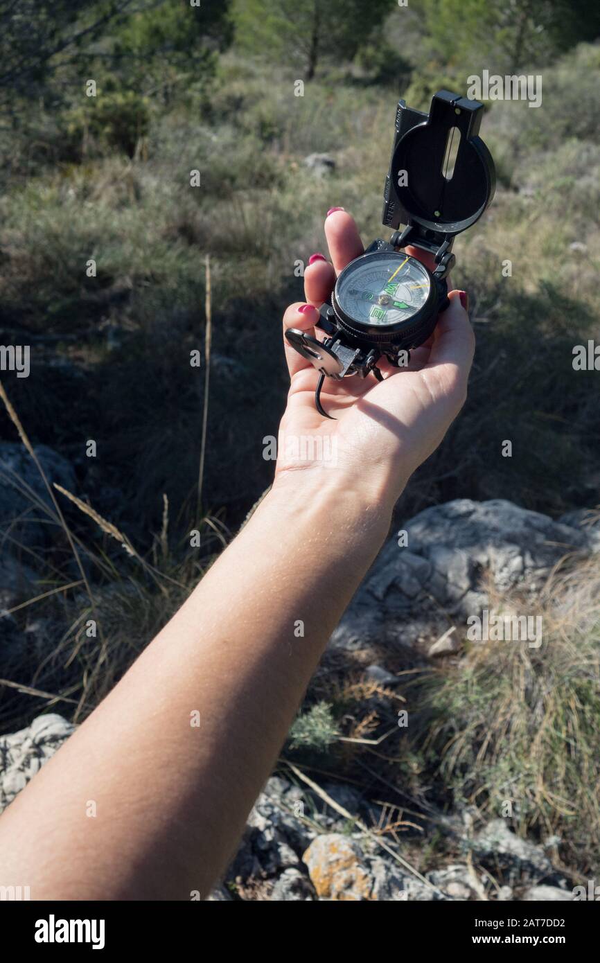 Hand mit einem Kompass auf dem Berg. Stockfoto