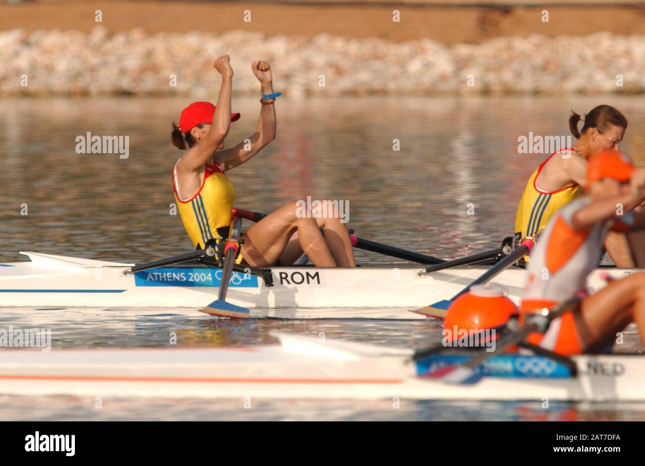 20040822 Olympische Spiele Athen Griechenland [Rowing-Sun Finals Day] Schinias-See. ROM LW2X Bow Constanta Burcica und Angela Alupei Foto Peter Spurrier E-Mail images@intersport-images.com [Mandatory Credit Peter Spurrier/ Intersport Images] Stockfoto