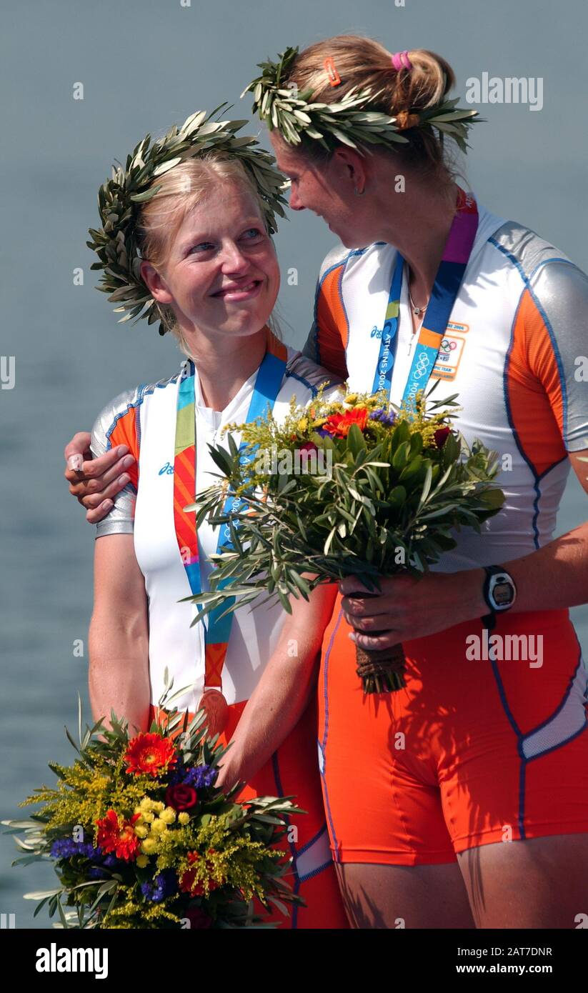 20040822 Olympische Spiele Athen Griechenland [Rowing-Sun Finals Day] Schinias-See. Ned W8+ nach dem Gewinn der Bronzemedaille werden von niederländischen Fans umringt, die zur Glückwunsch an die Mannschaft ausschwimmen. Ned W8+ Helen Tanger [rechts] und cox Esther Worhel. Foto Peter Spurrier E-Mail images@intersport-images.com Stockfoto