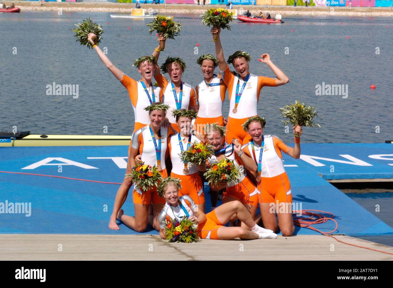 20040822 Olympische Spiele Athen Griechenland [Rowing-Sun Finals Day] Schinias-See. Bronzemedaillengewinner NED W8+ Marlies Smulders, 2. Nienke Hommes, 3. Froukji Wegman, 4. Hurnet Dekkers, 5. Sarah Siegelaar, 6. Annemiek de Haan, 7. Annemarieke van Rumpt, Stroke Helen Tanger und cox Esther Worhel. Foto Peter Spurrier E-Mail Bilder@intersport-im USA W8+ Silbermedaillengewinner NED W8+ Bronzemedaillengewinner Foto Peter Spurrier E-Mail images@intersport-images.com [Pflichtgutschrift Peter Spurrier/ Intersport Bilder] Stockfoto