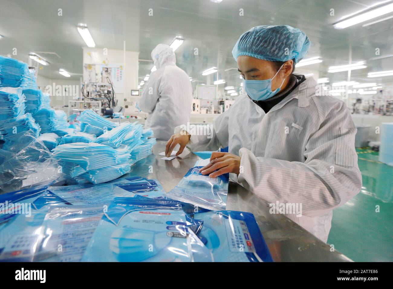 Peking, chinesische Provinz Jiangxi. Januar 2020. Ein Arbeiter packt Schutzmasken in der Werkstatt eines Unternehmens im Kreis Xiajiang in der ostchinesischen Provinz Jiangxi, 29. Januar 2020. Um den Ausbruch einer Lungenentzündung durch neuartige Coronavirus zu bekämpfen, eilten Arbeiter vieler medizinischer Materialunternehmen zurück, um Schutzmasken zu fertigen. Credit: Chen Fuping/Xinhua/Alamy Live News Stockfoto