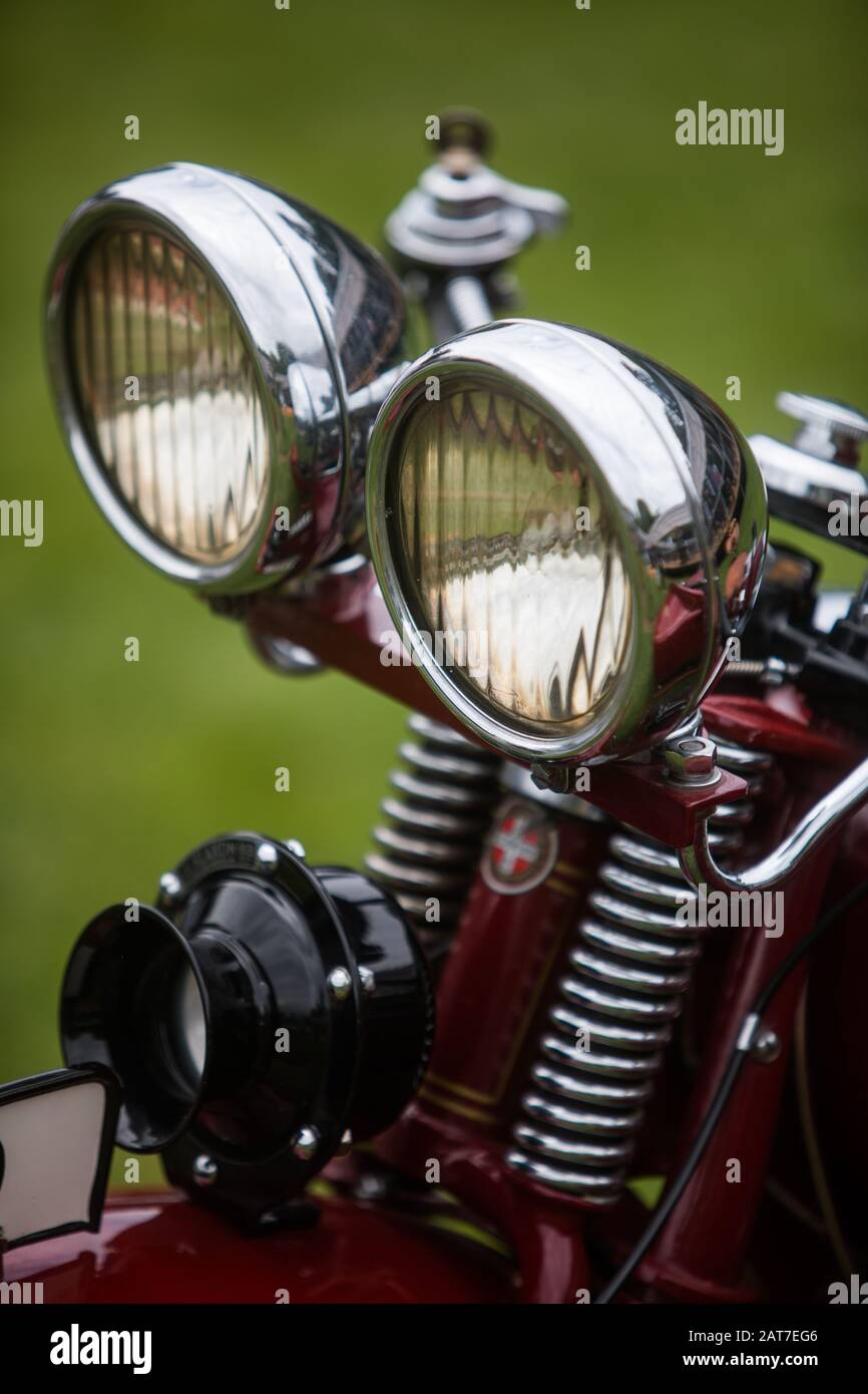 Nahaufnahme eines klassischen Doppel-Motorradscheinwerfers im Vintage-Look. Stockfoto
