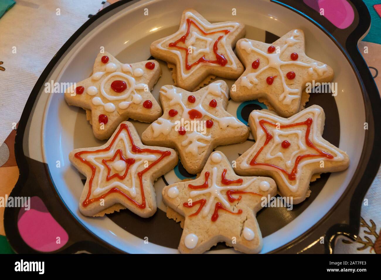 Platte voller verzierter, sternförmiger Weihnachtskekse Stockfoto