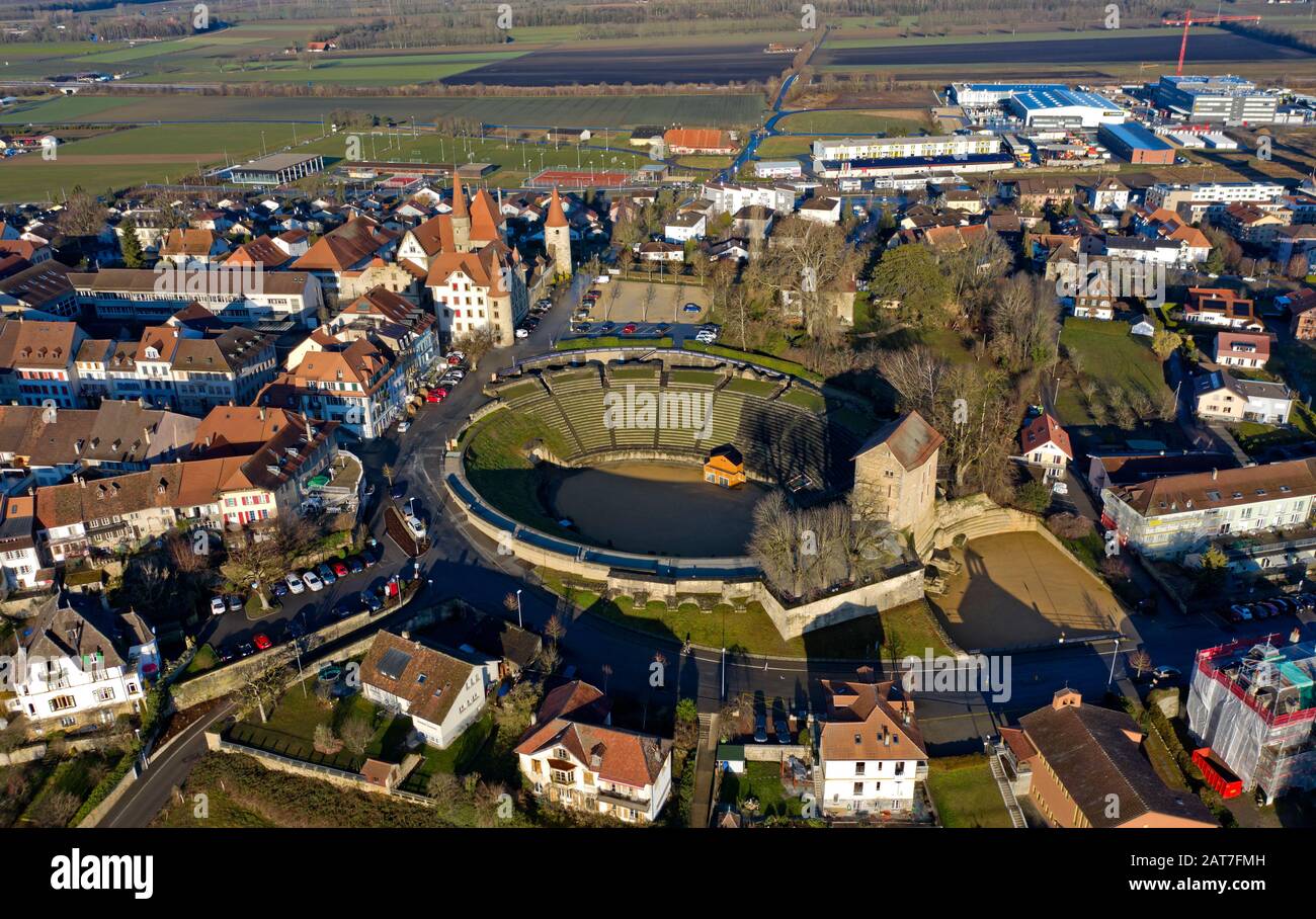 Römisches Amphitheater, Schloss Avenches Behind, Schloss Avenches hinten, Avenches, Kanton Waadt, Schweiz Stockfoto