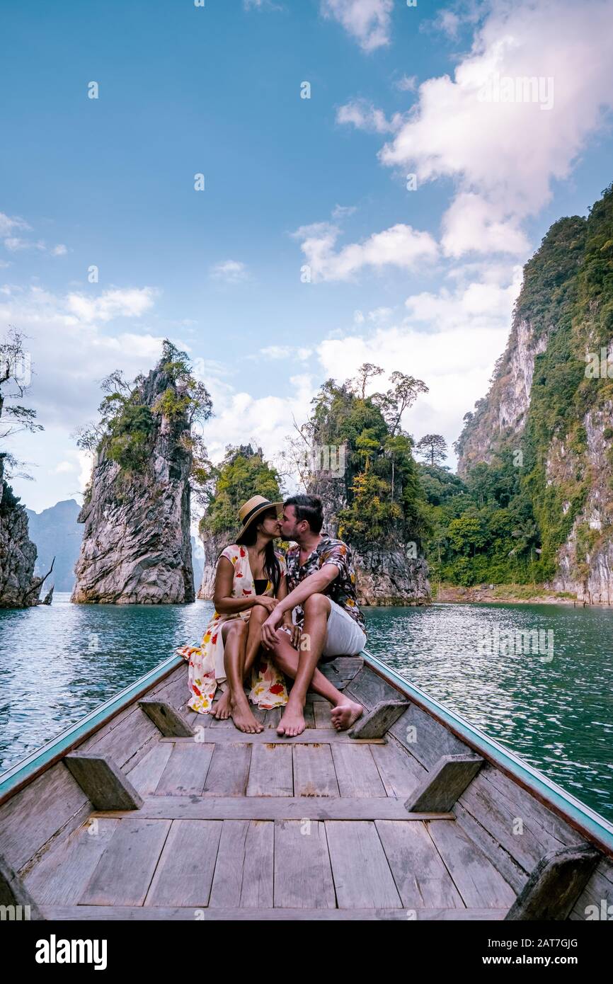 Khao Sok Thailand, junges Paar im Urlaub in Khao Sok Thailand, das mit dem Boot über den See fährt Stockfoto