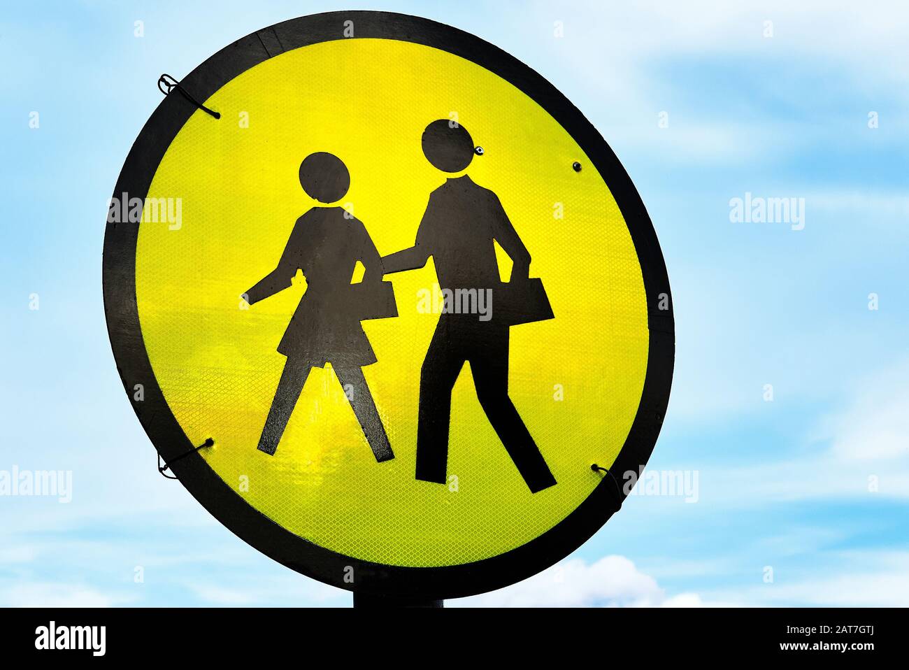 Helle gelbe Straßenbeschilderung auf dem Rundweg, die gegen einen blauen Himmel und Wolken auf den Philippinen fotografiert wurde. Die Beschilderung ist schlecht mit Draht montiert. Stockfoto