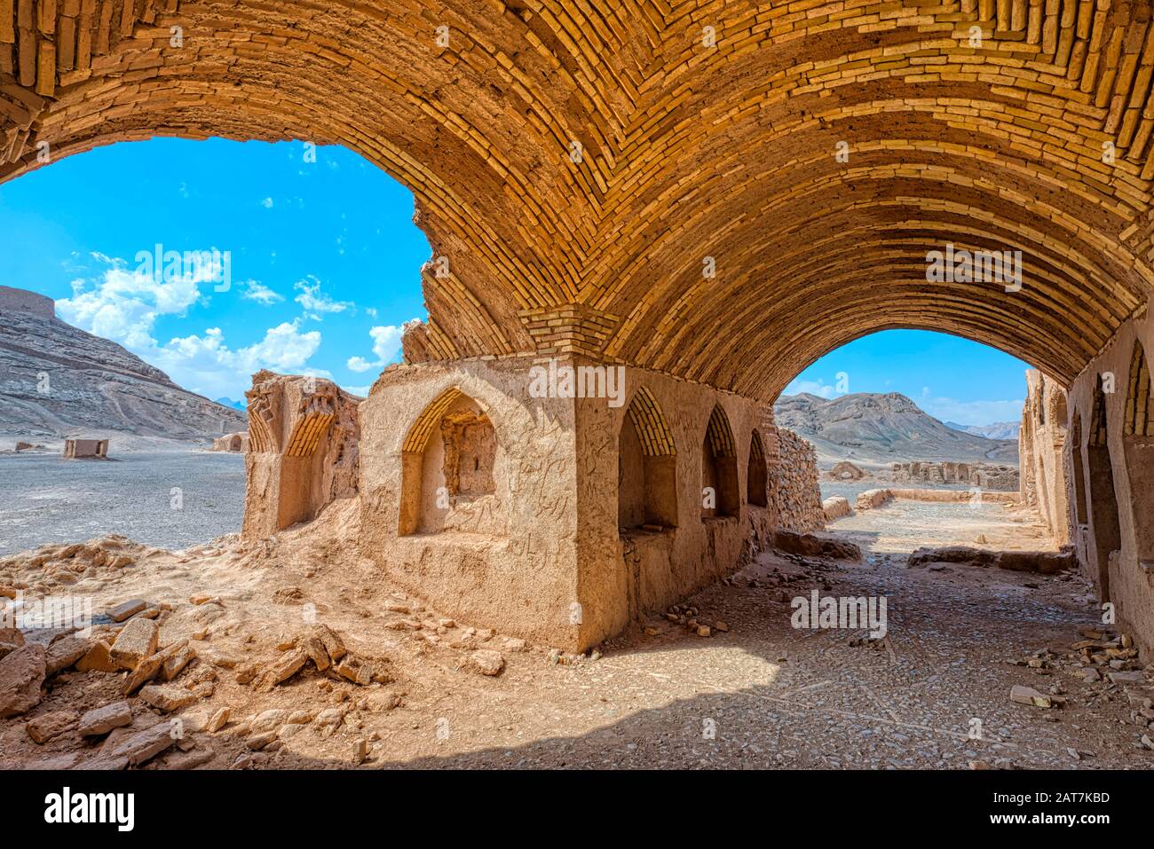Ruinen von rituellen Gebäuden in der Nähe von Dakhmeh Zoroastrian Tower of Silence, Yazd, Iran Stockfoto