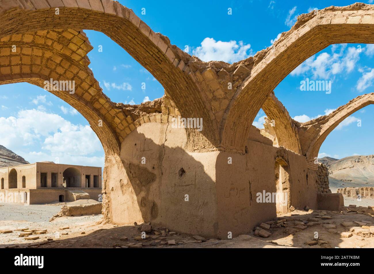 Ruinen von rituellen Gebäuden in der Nähe von Dakhmeh Zoroastrian Tower of Silence, Yazd, Iran Stockfoto