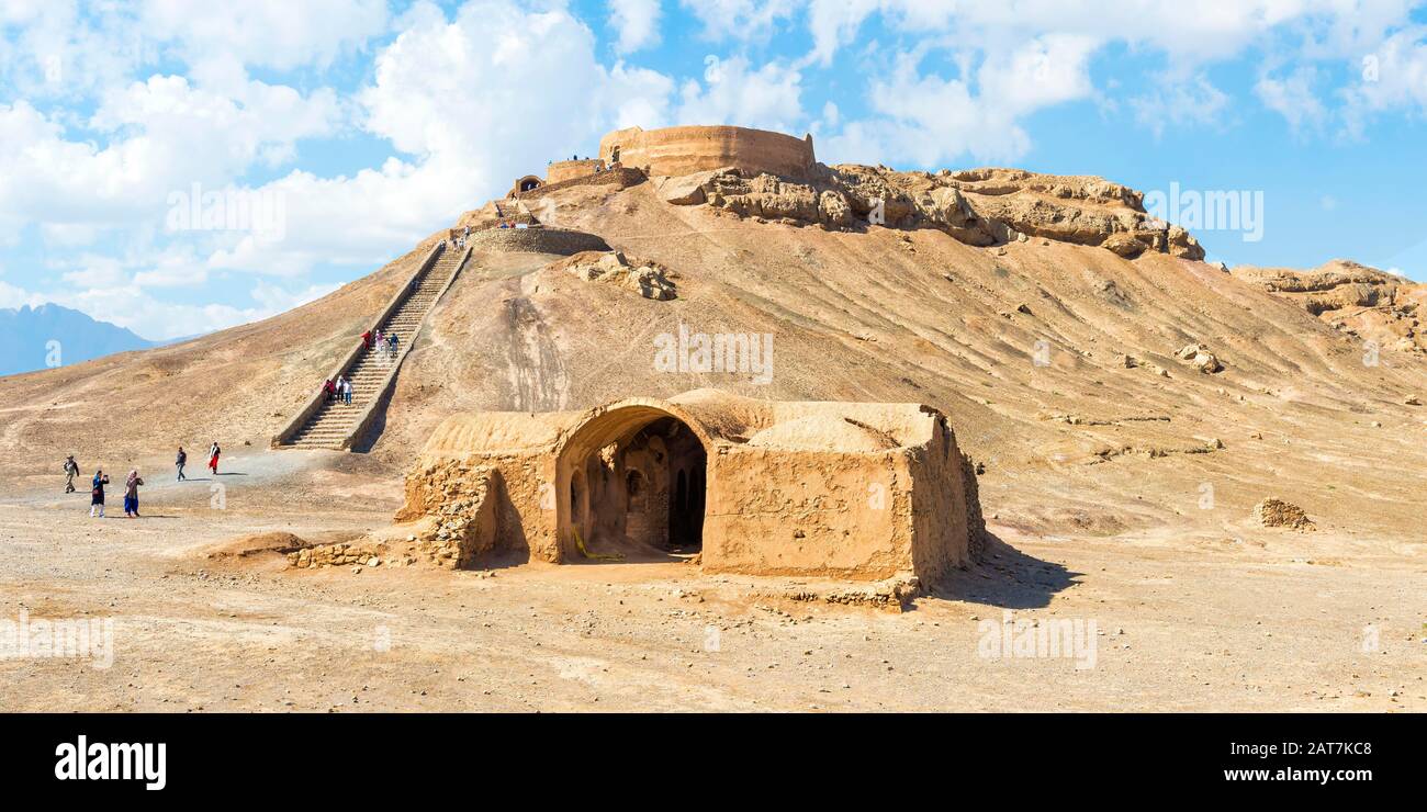 Ruinen von rituellen Gebäuden vor dem zoroastrianischen Turm von Dakhmeh, Yazd, Iran Stockfoto