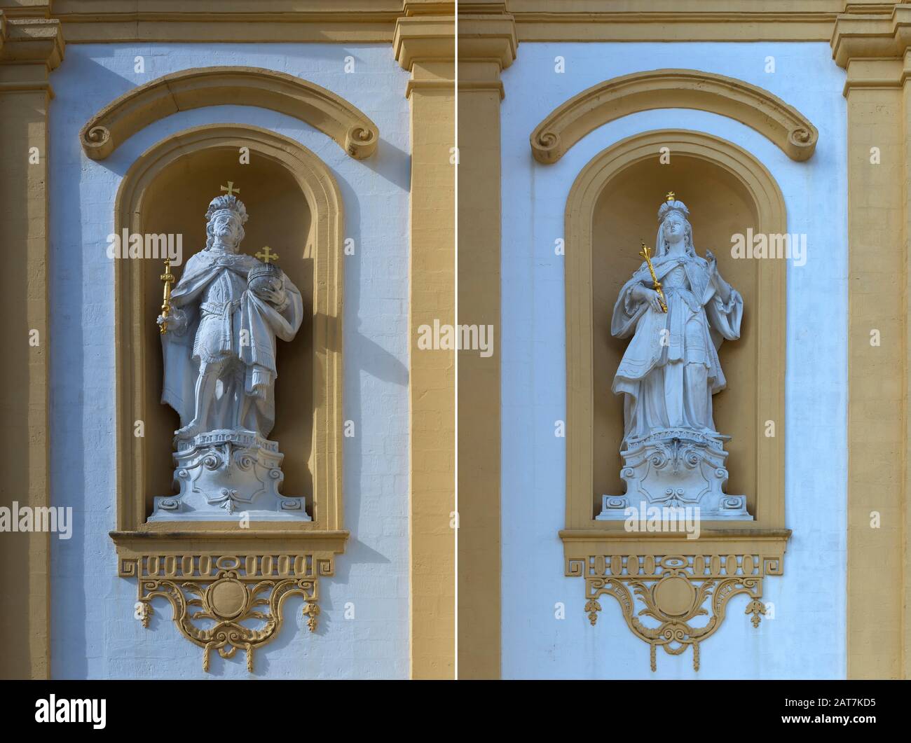 Skulptur von Heinrich II., 973-1024, und der Luxemburger Kaiserinmutter, 980-1033, in einer Nische an der Pfarrkirche, Koenigsfeld, Oberfranken Stockfoto