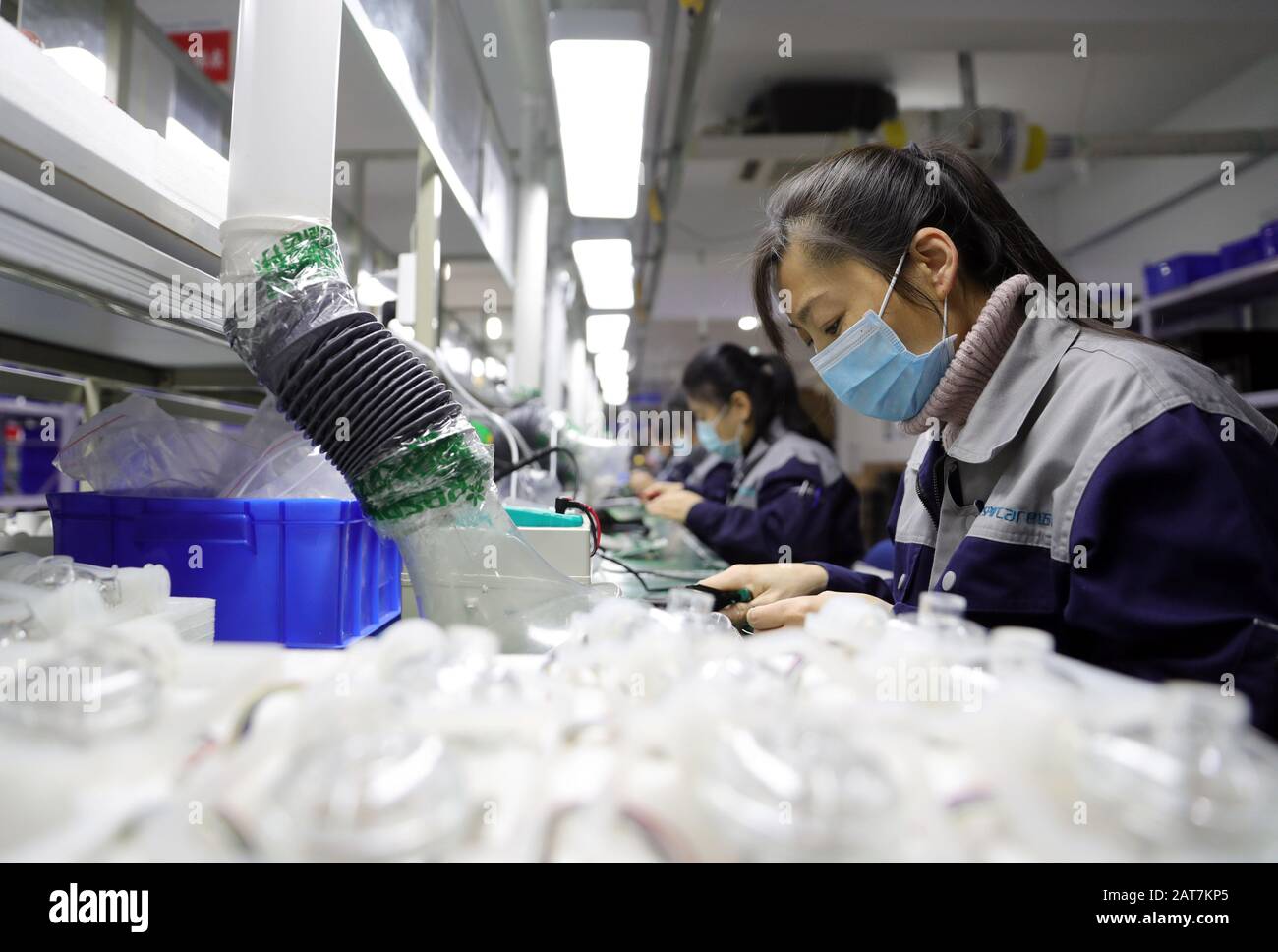 Shenyang, Chinas Provinz Liaoning. Januar 2020. Arbeiter machen Atemschutzgeräte in der Fabrik von Shenyang RMS Medical Tech Co., Ltd in Shenyang, der nordostchinesischen Provinz Liaoning, 31. Januar 2020. Um den Ausbruch einer Lungenentzündung zu bekämpfen, die durch neuartige Coronavirus verursacht wurde, eilten Arbeiter lokaler medizinischer Materialunternehmen zurück, um Atemschutzgeräte zu schaffen, um die Versorgung zu garantieren. Credit: Yang Qing/Xinhua/Alamy Live News Stockfoto