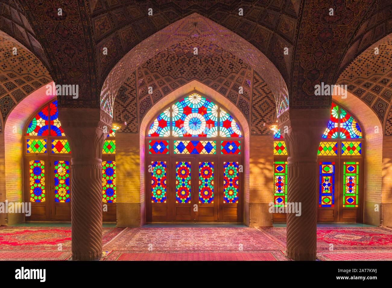 Nasir-ol-Molk-Moschee, Lichtmuster aus farbigem Buntglas, die den iwan, Shiraz, die Provinz Fars, den Iran beleuchten Stockfoto