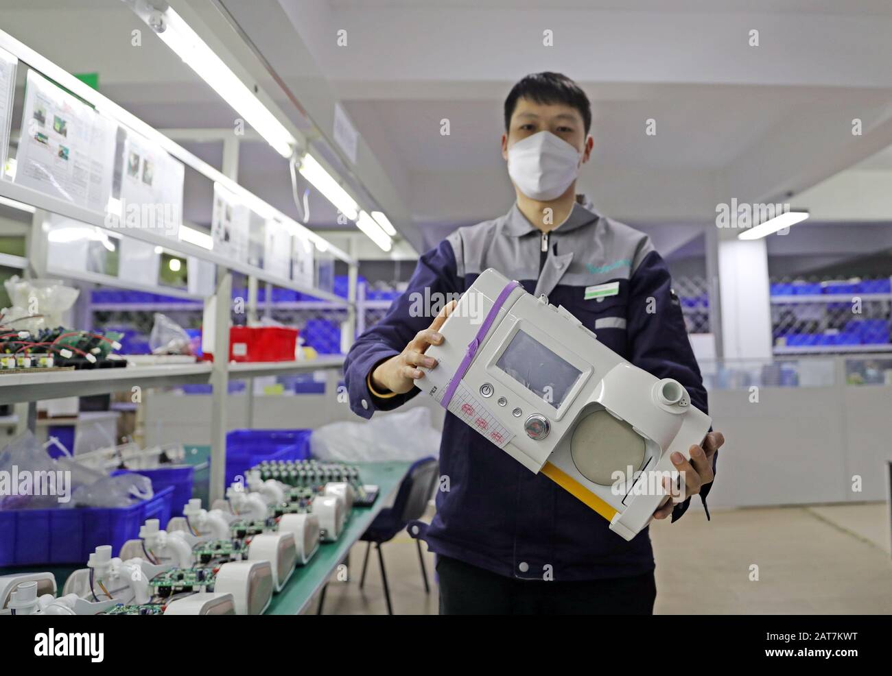 Shenyang, Chinas Provinz Liaoning. Januar 2020. Ein Arbeiter zeigt eine Atemschutzmaske in der Fabrik von Shenyang RMS Medical Tech Co., Ltd in Shenyang, der nordostchinesischen Provinz Liaoning, 31. Januar 2020. Um den Ausbruch einer Lungenentzündung zu bekämpfen, die durch neuartige Coronavirus verursacht wurde, eilten Arbeiter lokaler medizinischer Materialunternehmen zurück, um Atemschutzgeräte zu schaffen, um die Versorgung zu garantieren. Credit: Yang Qing/Xinhua/Alamy Live News Stockfoto