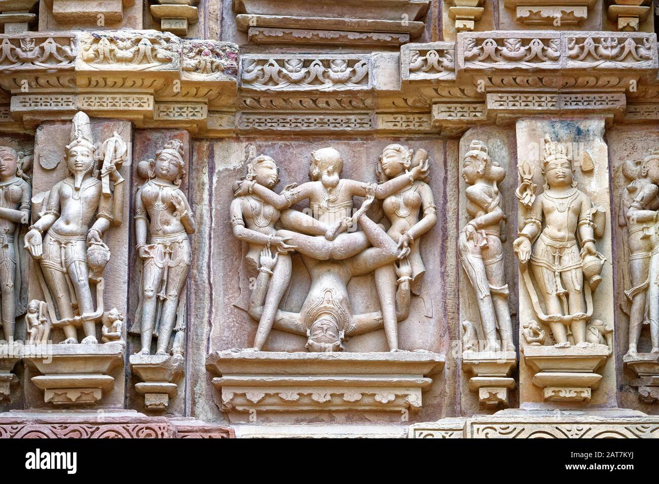 Skulpturen an den Wänden des Kandariya-Mahadeva-Tempels, bekannt als der Große Gott der Höhle, Khajuraho Gruppe Der Denkmäler, Madhya Pradesh Staat, Indien Stockfoto