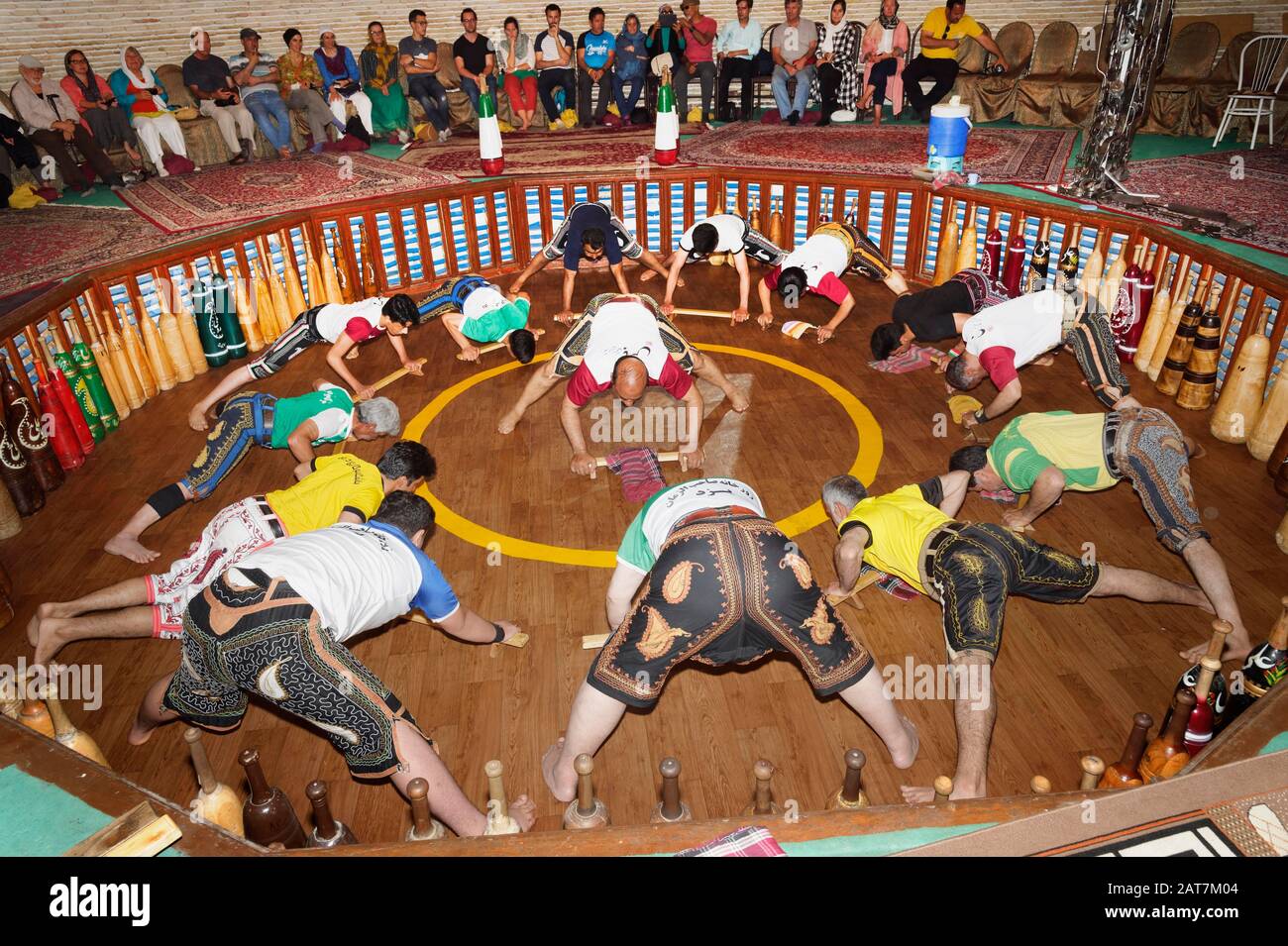 Koshti, traditioneller ritueller Trainingskurs für Krieger im Yazd Zourkhaneh, bekannt als Gymnasium oder Krafthaus, Yazd, Iran Stockfoto