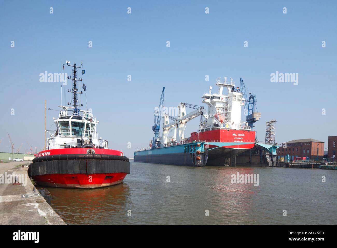 Frachtschiffe am Dock in Kaiserhafen, Hafenkräne, Bremen, Bremen Stockfoto