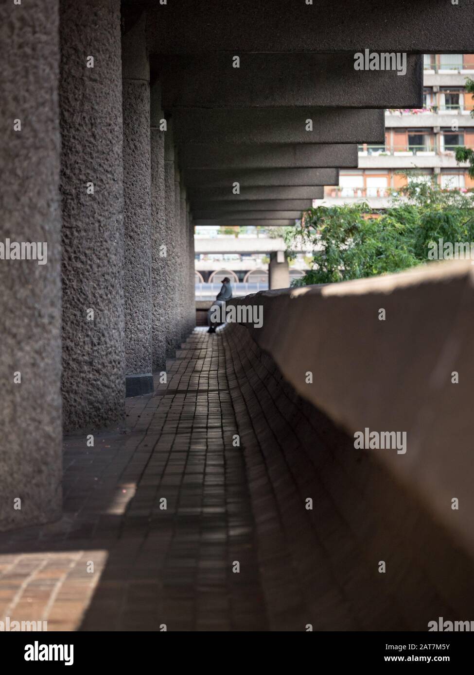 Das Barbican Centre, London, Großbritannien. Detail der brutalistischen Architektur innerhalb des Barbican-Komplexes. Stockfoto