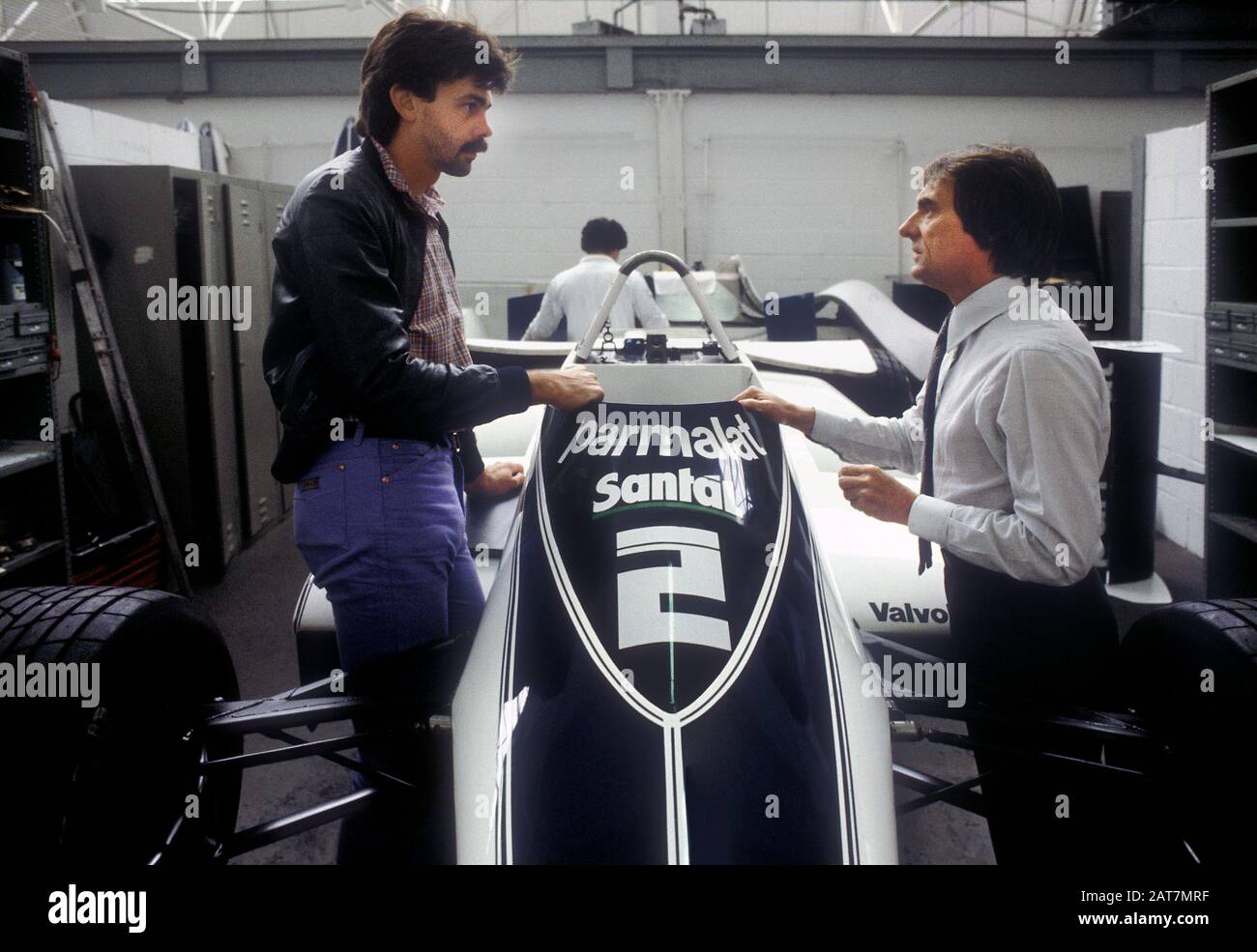 Gordon Murray und Bernie Ecclestone im Werk von Brabham mit einem Wagen des Typ BT50 f 1 1982 Stockfoto
