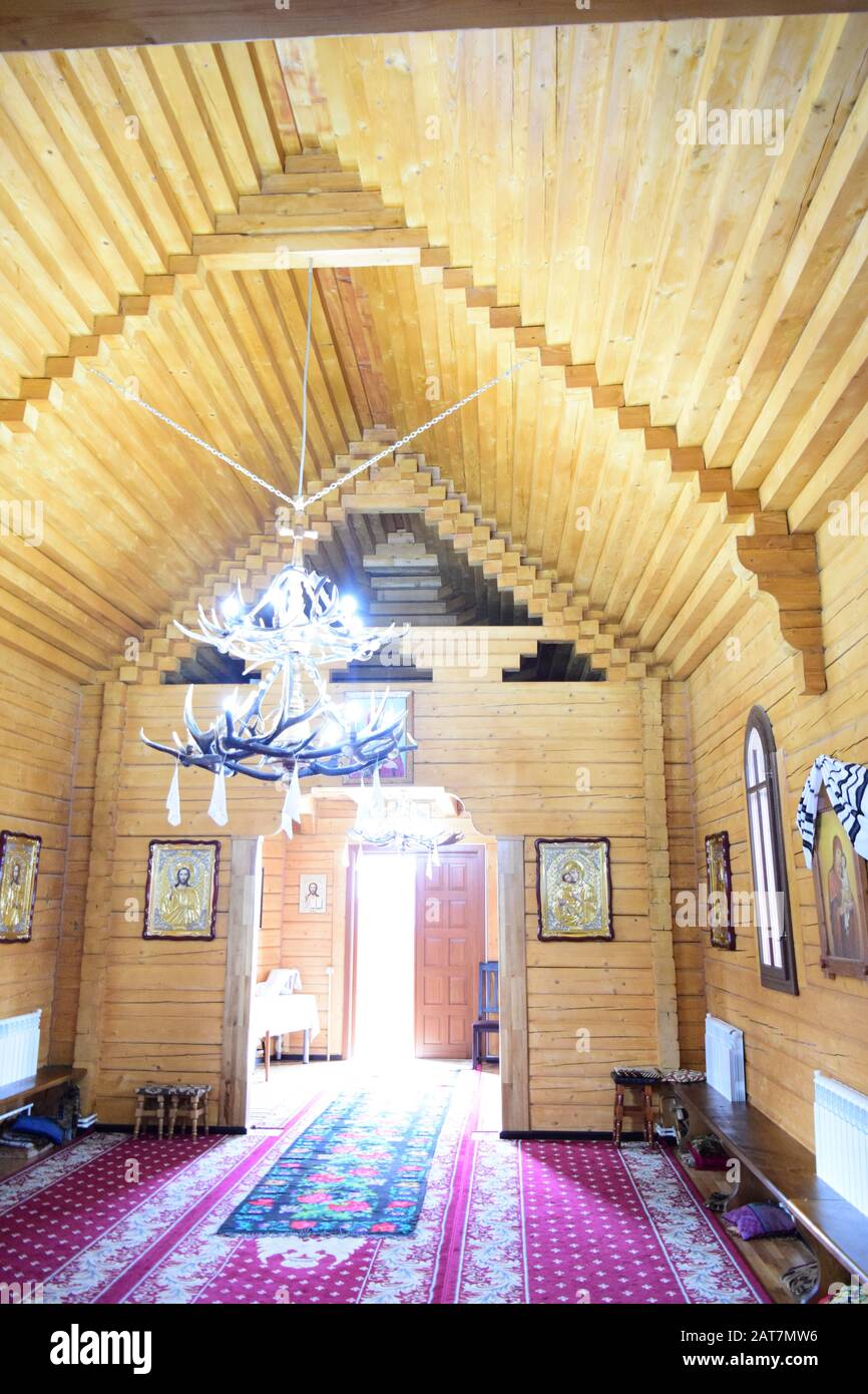 Inneneinrichtung einer Holzkirche in Rumänien Stockfoto