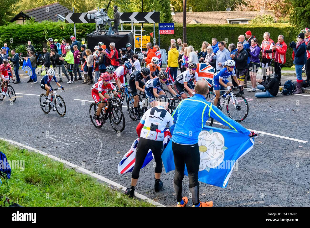 Frauen Straßenradrennfahrer (Peloton) Reiten & Rennen im Radrennen jubelten von fahnenschwenkenden Anhängern an - die Weltmeisterschaften der ORKSen, Harrogate, GB UK Stockfoto