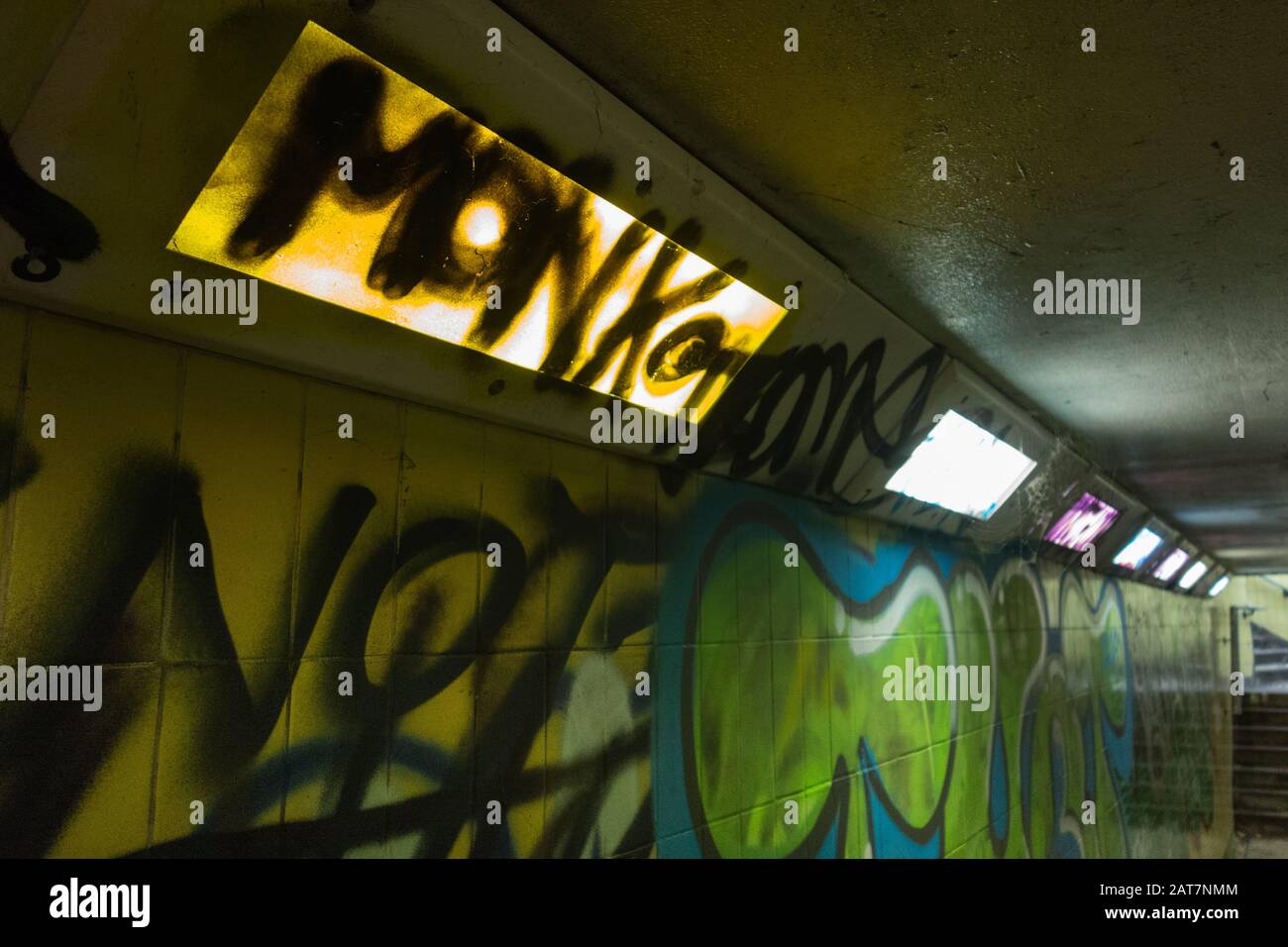 Graffiti in einer U-Bahn in Brentford, West London, Großbritannien Stockfoto