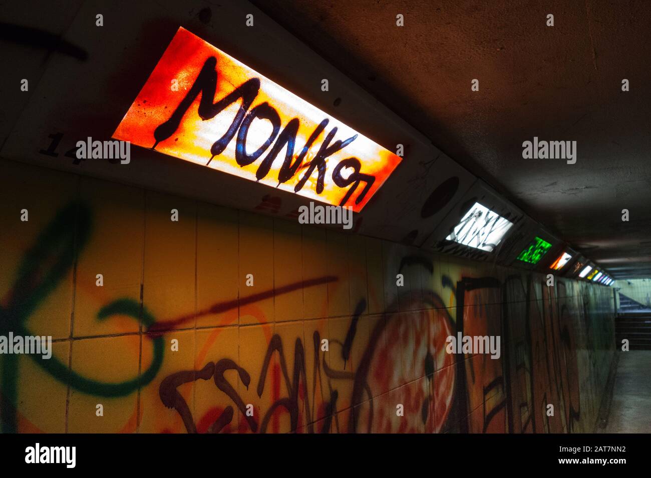 Graffiti in einer U-Bahn in Brentford, West London, Großbritannien Stockfoto