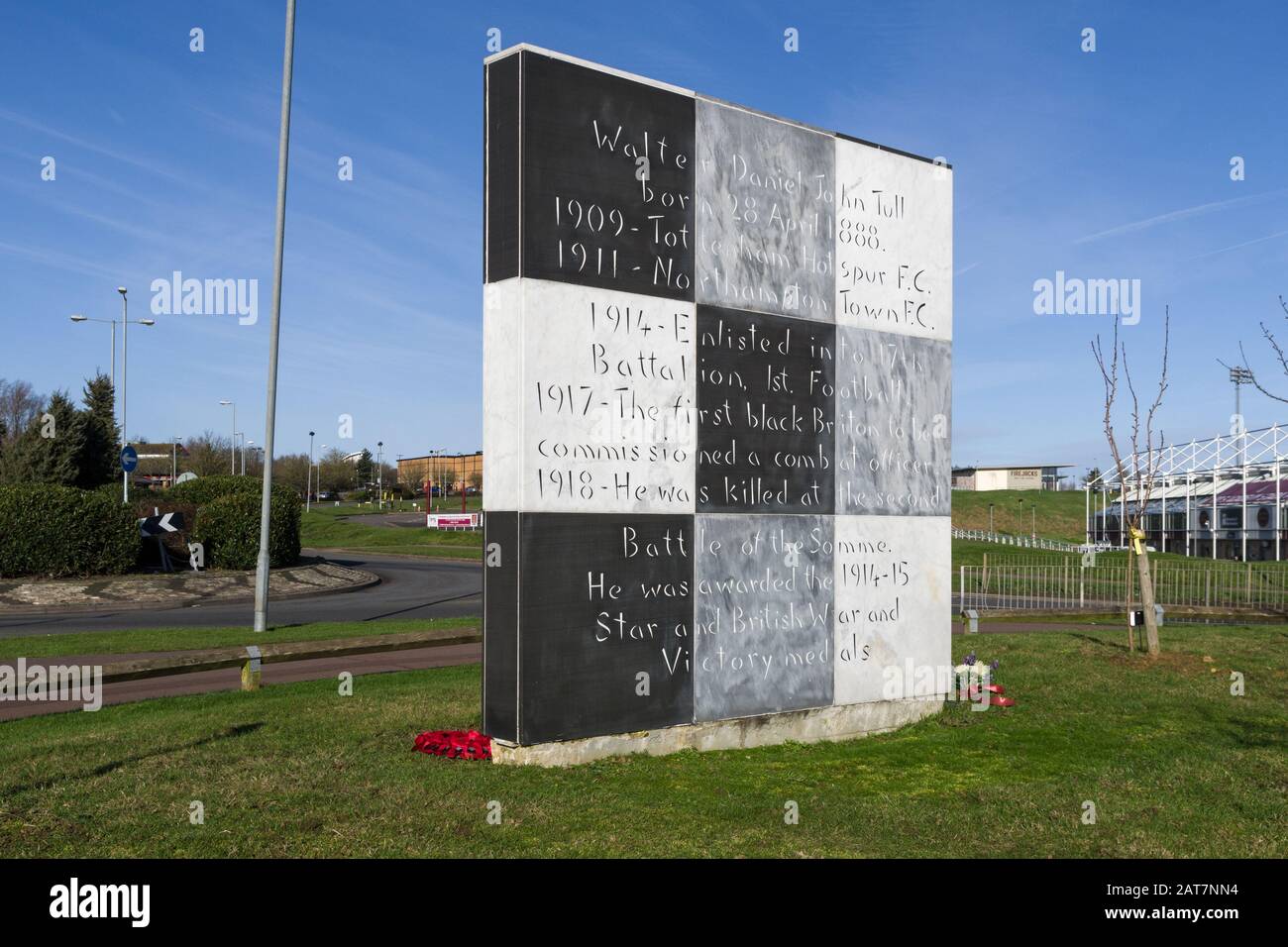 Memorial an Walter Tull, Northampton Town und Tottenham Hotspur Fußballer, damals der erste schwarze Offizier in WW1; Sixfields, Northampton, Großbritannien Stockfoto