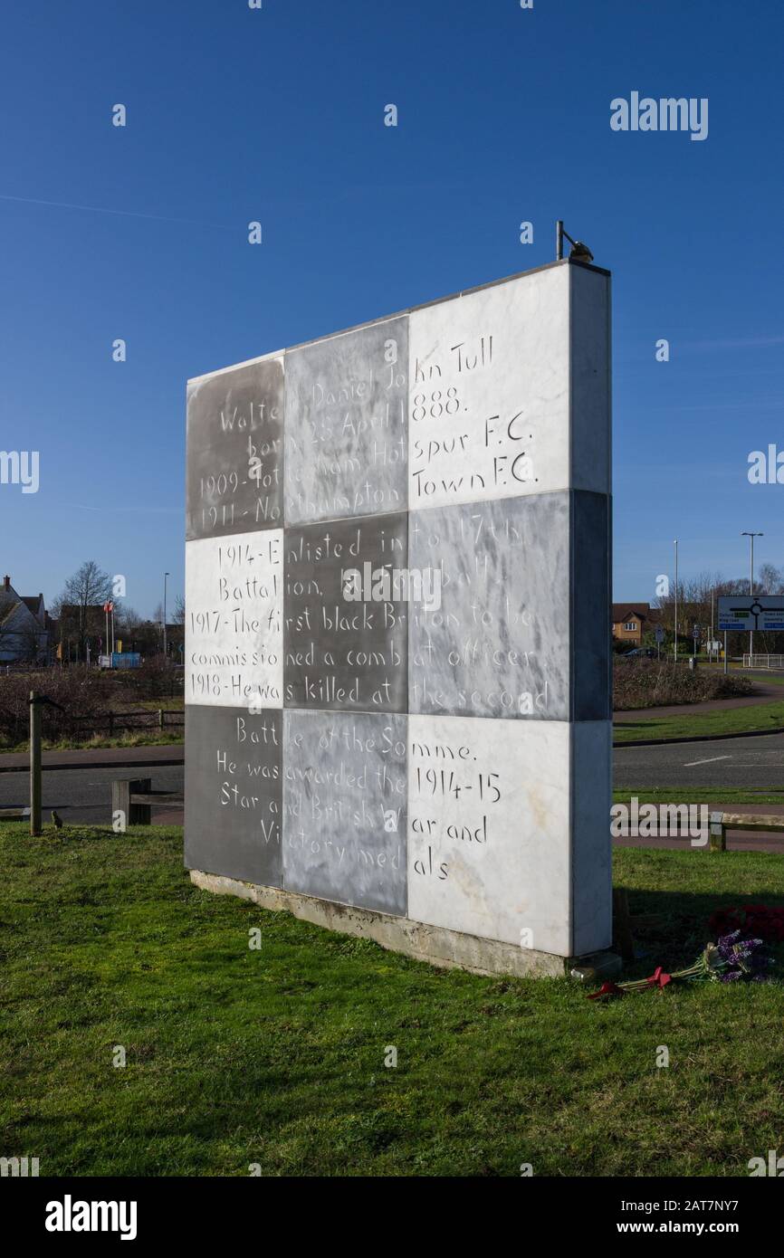 Memorial an Walter Tull, Northampton Town und Tottenham Hotspur Fußballer, damals der erste schwarze Offizier in WW1; Sixfields, Northampton, Großbritannien Stockfoto