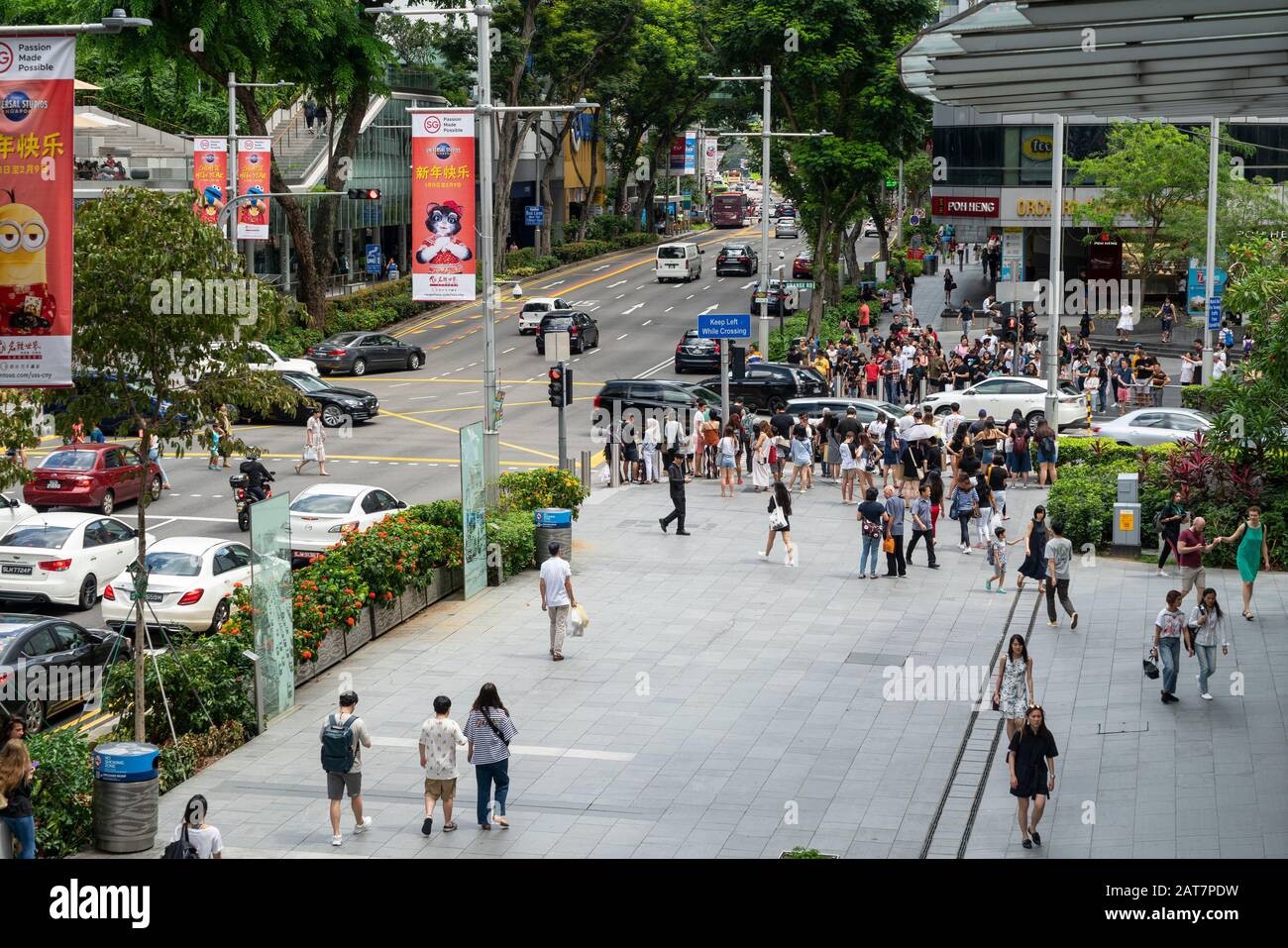 Singapur. Januar 2020. Der Verkehr in der Orchard Road und die Menschenmenge auf dem Bürgersteig Stockfoto