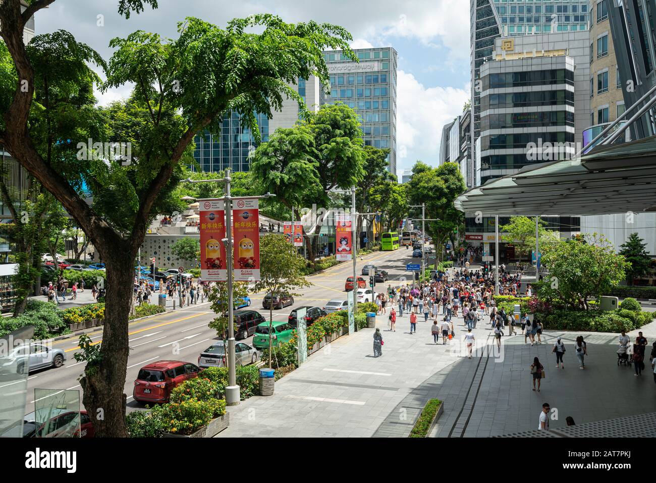 Singapur. Januar 2020. Der Verkehr in der Orchard Road und die Menschenmenge auf dem Bürgersteig Stockfoto