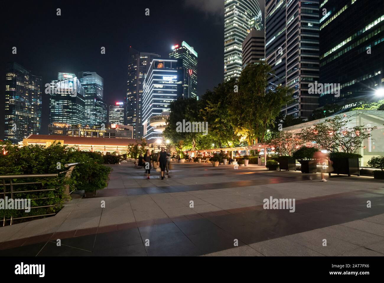 Singapur. Januar 2020. Nachtansicht der Marina Bay mit Wolkenkratzern im Hintergrund Stockfoto