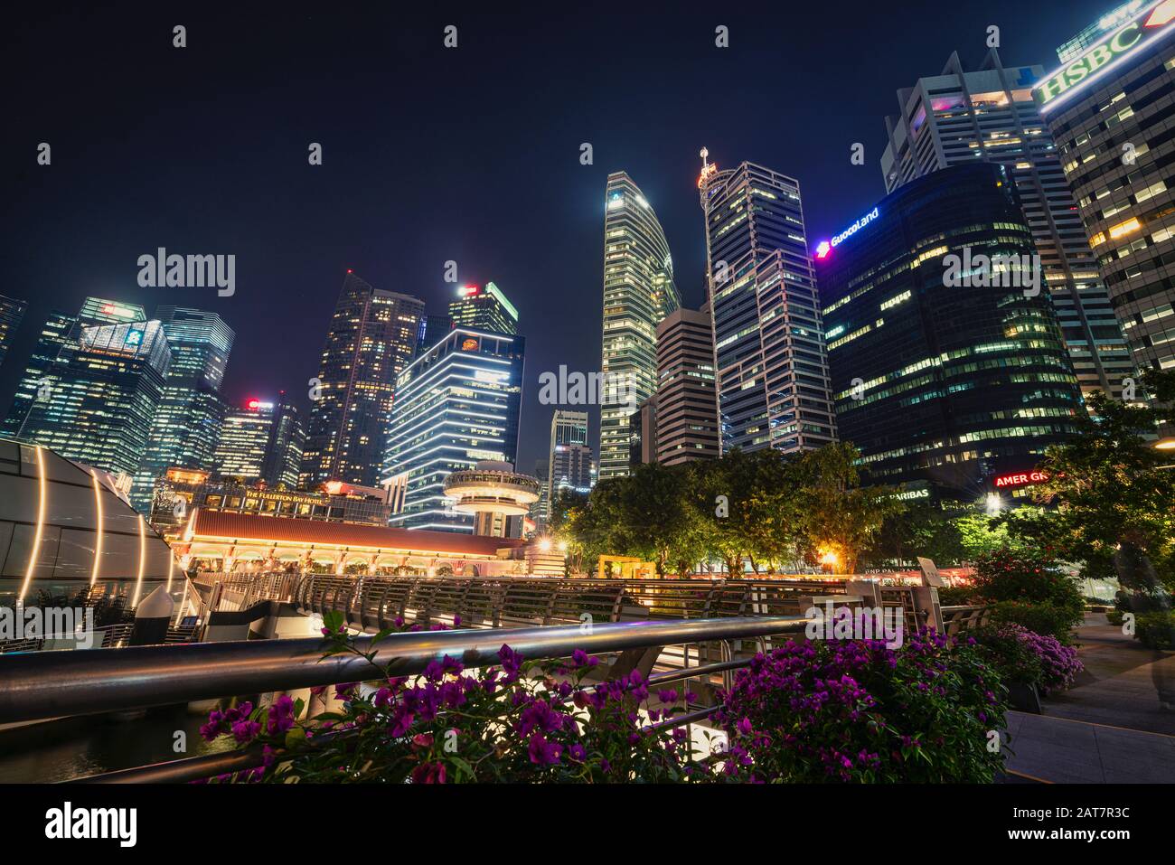 Singapur. Januar 2020. Nachtansicht der Marina Bay mit Wolkenkratzern im Hintergrund Stockfoto