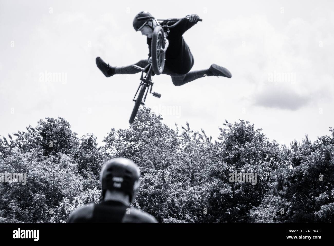 BMX-Freestylers auf einer lokalen Landschau, Banbury, Juni 2019 Stockfoto