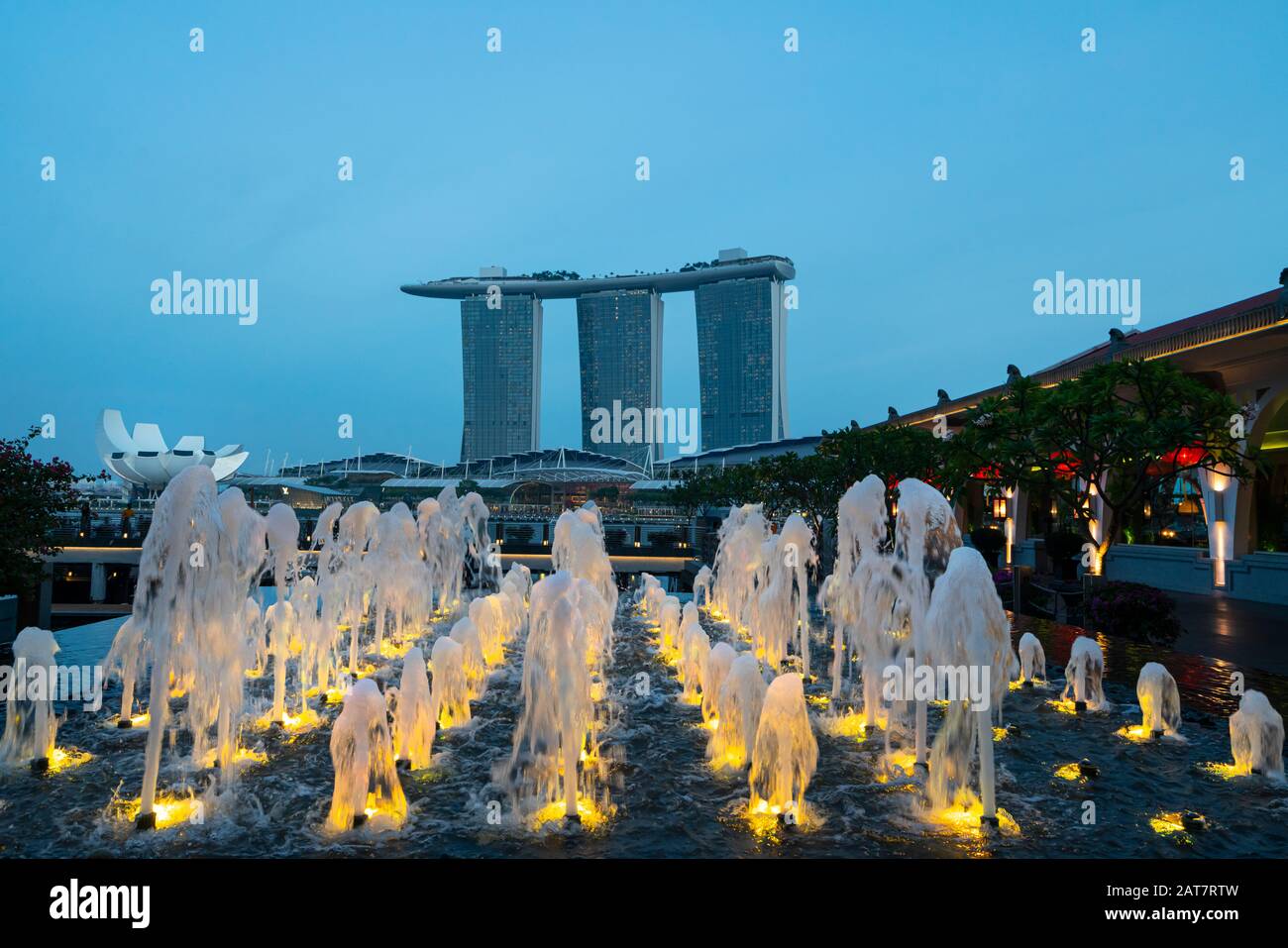 Singapur. Januar 2020. Die bunten Springbrunnen in der Marina Bay mit den Marina Bay Sands bei Sonnenuntergang im Hintergrund Stockfoto