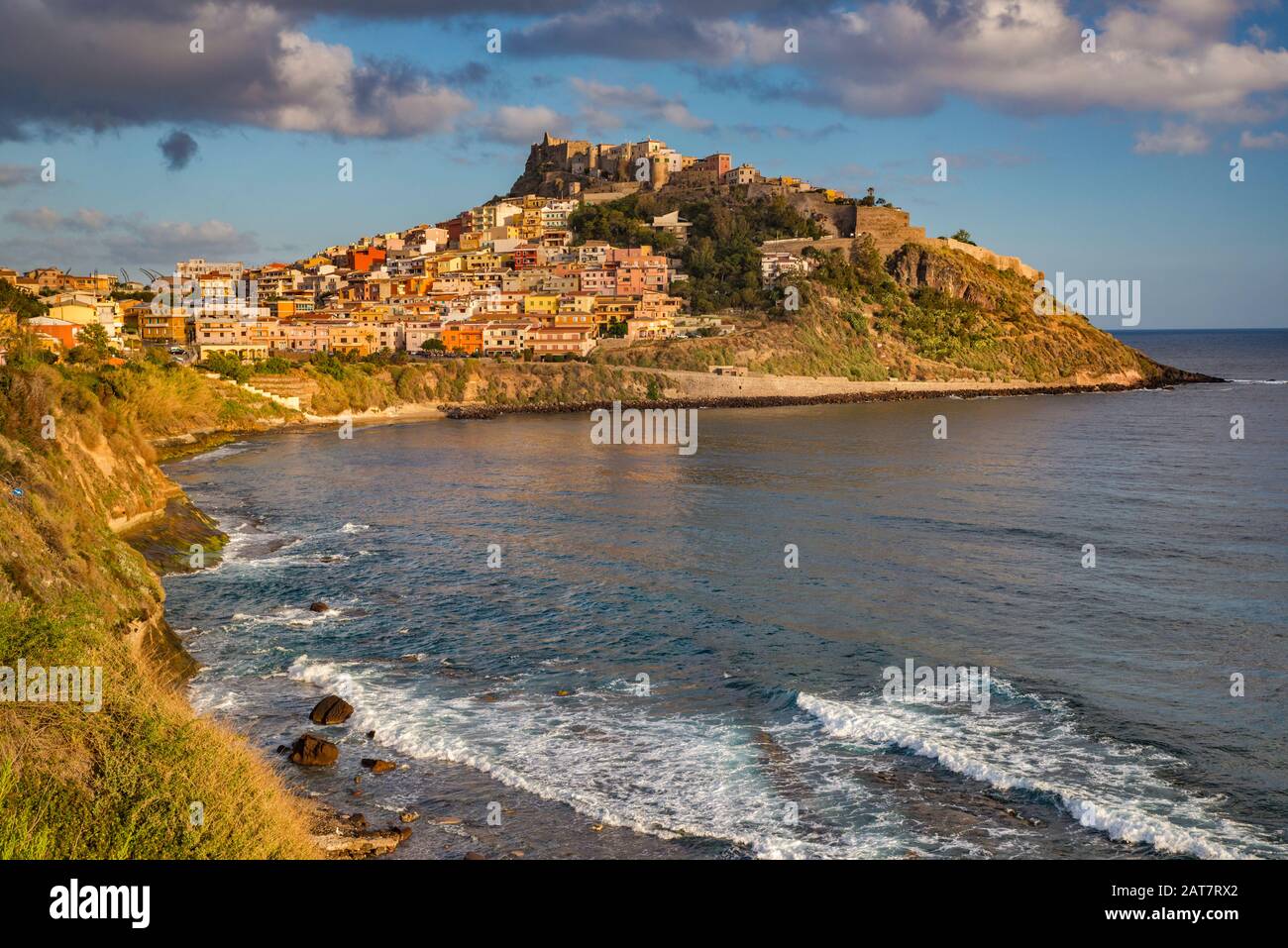 Fortezza dei Dioria, mittelalterliche Burg und Stadt Castelsardo auf der Landzunge über dem Golf von Asinara, bei Sonnenaufgang, Provinz Sassari, Sardinien, Italien Stockfoto