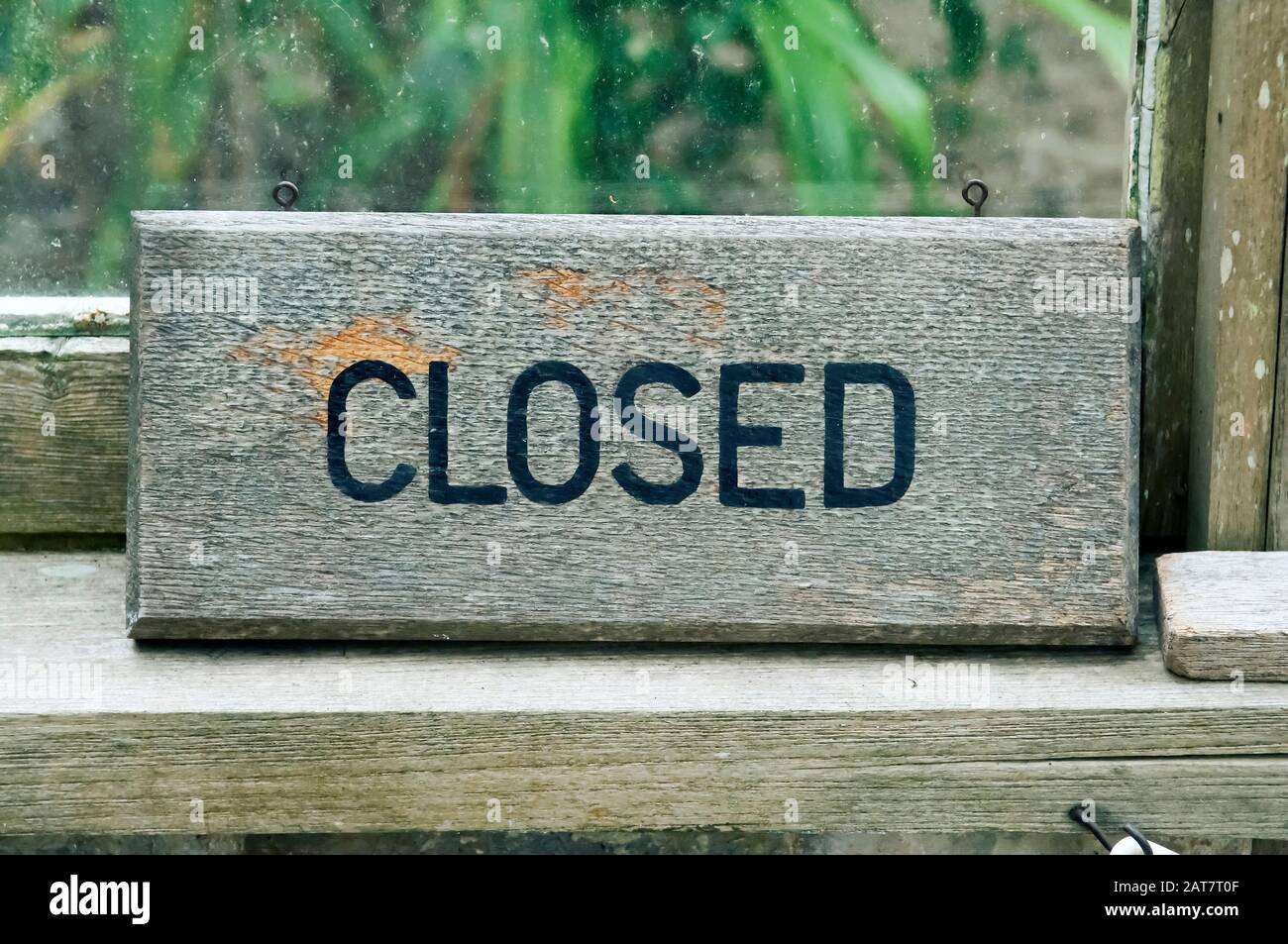 Ein altes geschlossenes Schild aus Holz. Stockfoto