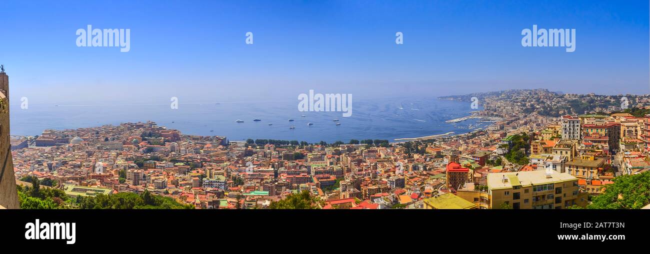 Panoramablick auf die Stadt Neapel: Skyline und Golf von Neapel, Region Kampanien, Italien. Stockfoto