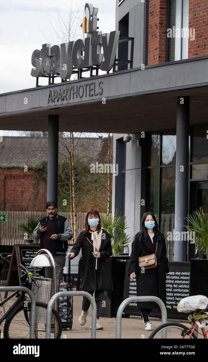 Zwei Frauen, die Gesichtsmasken tragen, verlassen das Staycity Hotel im Zentrum von York, nachdem das Apartment-Hotel am Mittwochabend in den Ruhetag versetzt wurde, als ein Mann, verstanden als Chinese National, Der Gast in der Einrichtung war, wurde zusammen mit Familienmitgliedern nach dem Sturz ins Krankenhaus gebracht. Stockfoto